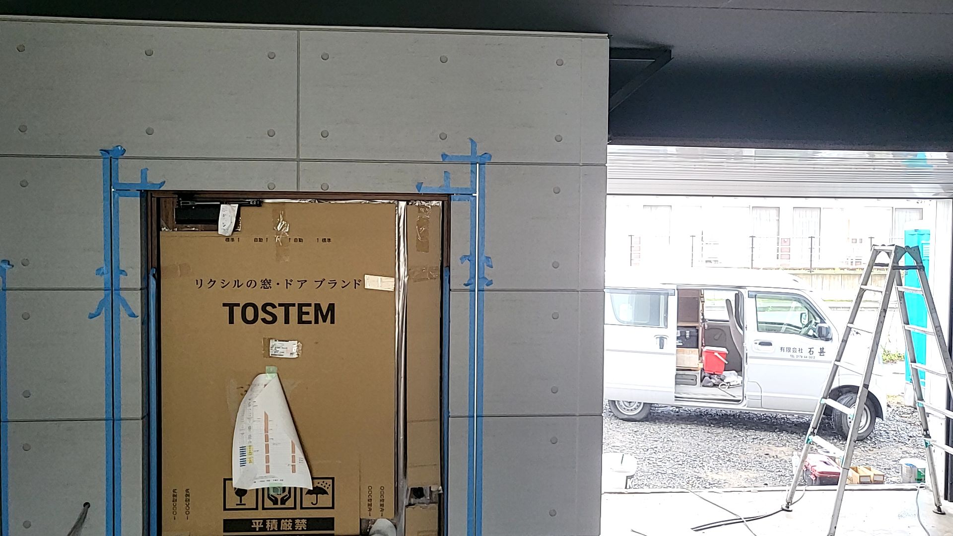 ガレージ内部のコーキングの様子です。