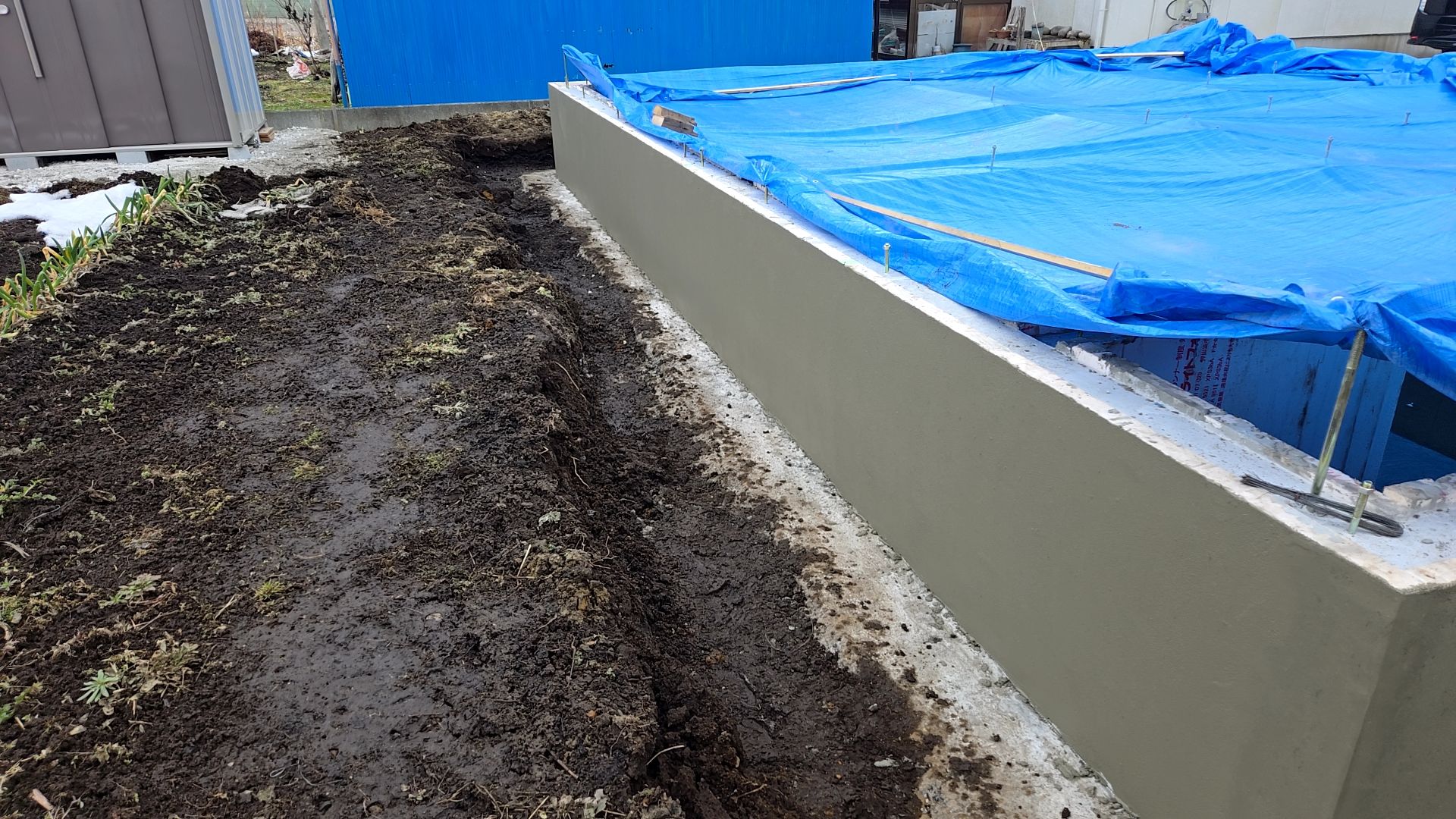 保護モルタル塗りを行っている様子です。