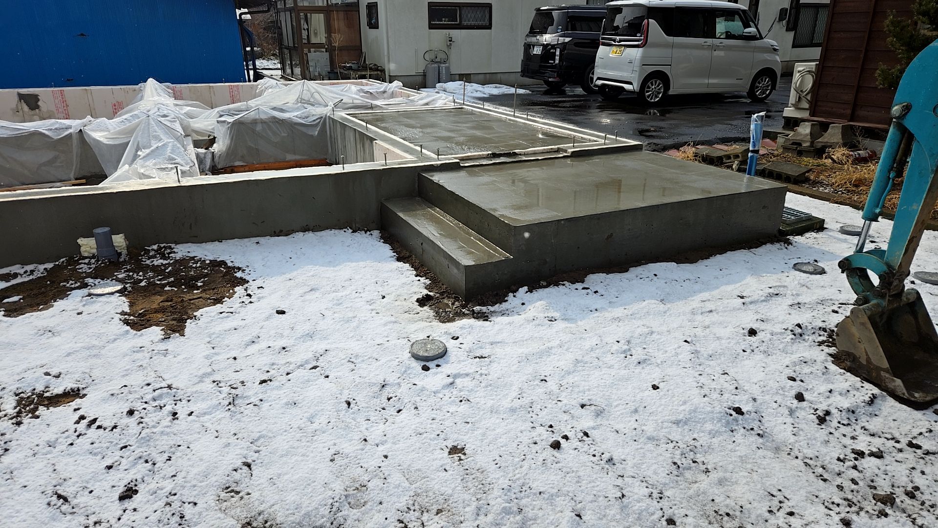 天端のモルタル塗りが行われている様子です。