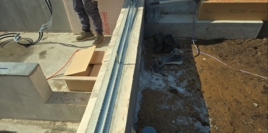 土台の下に気密土台パッキンを敷いて行きます。基礎と土台の気密性を持たせるためです。