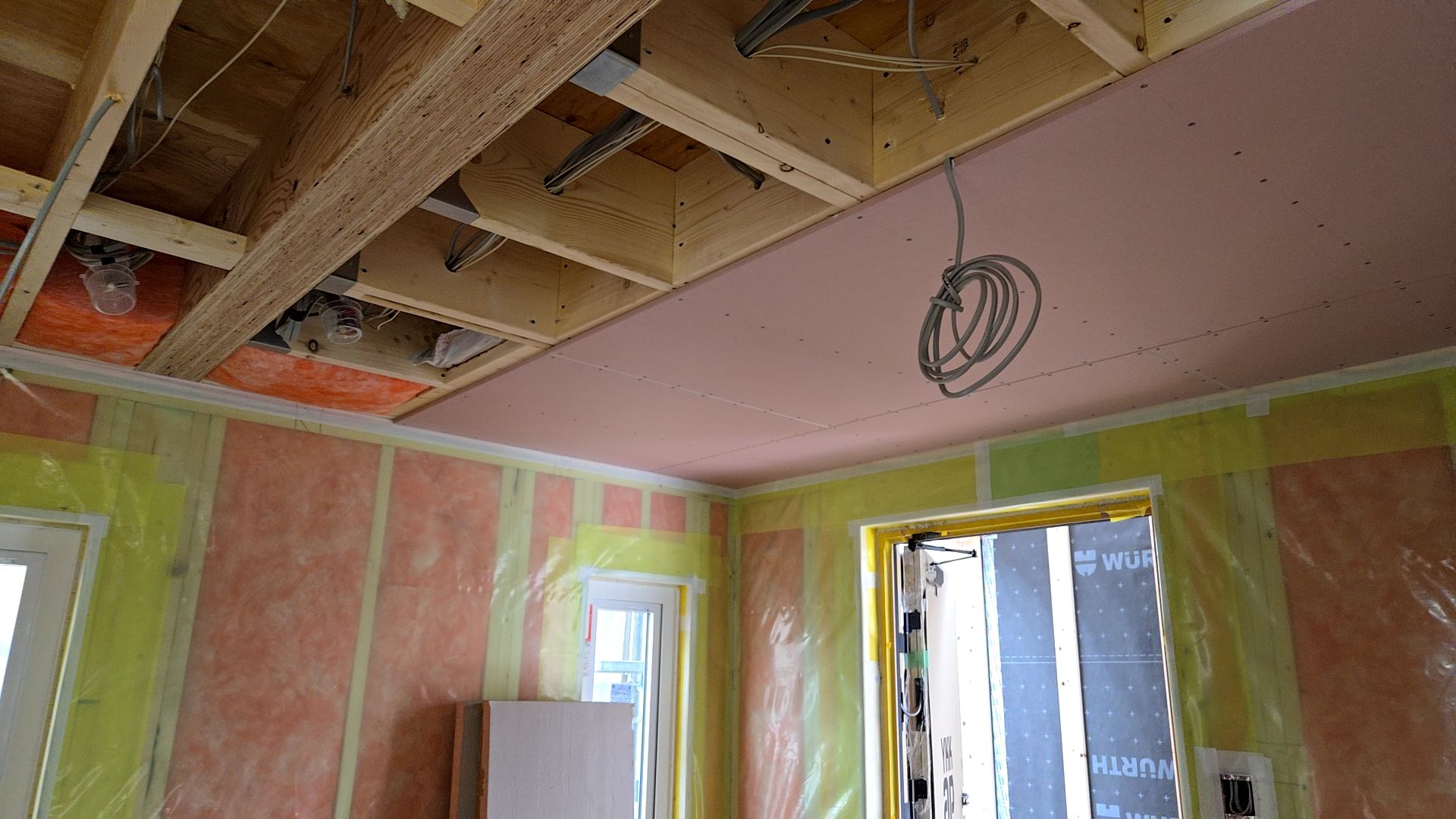 キズを付けないよう慎重に施工しております。