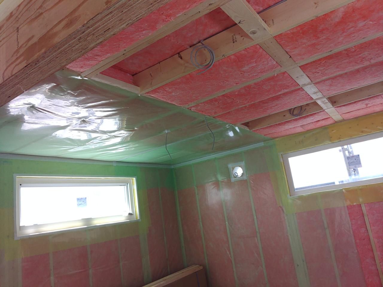 引き続き断熱材の充填工事が進められております。