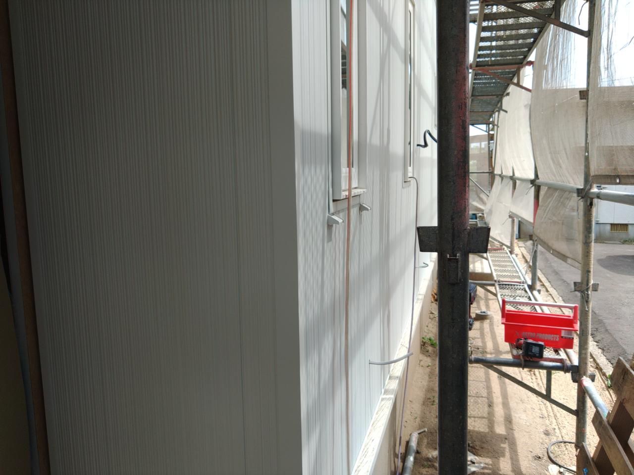 引き続き外壁張り工事が進められています。