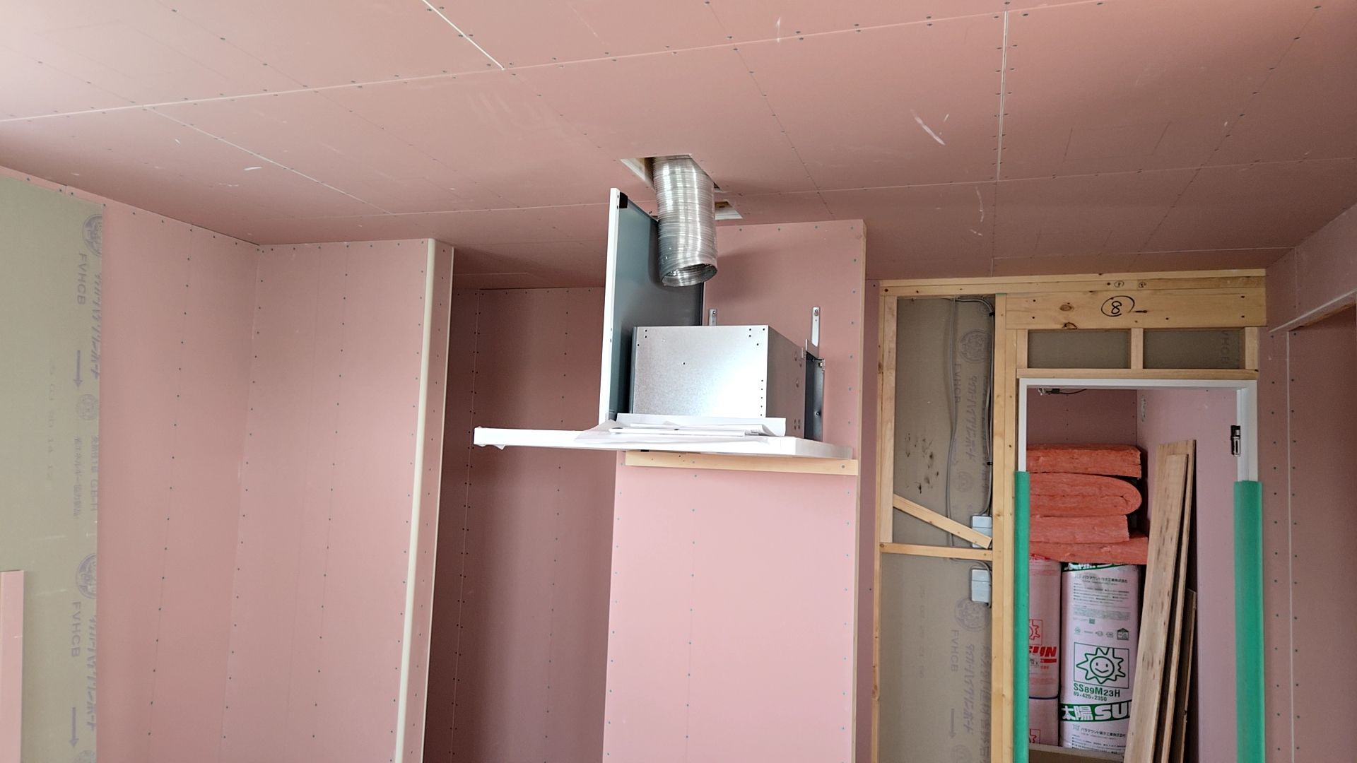 レンジフードの取り付け高さの確認を行いました。