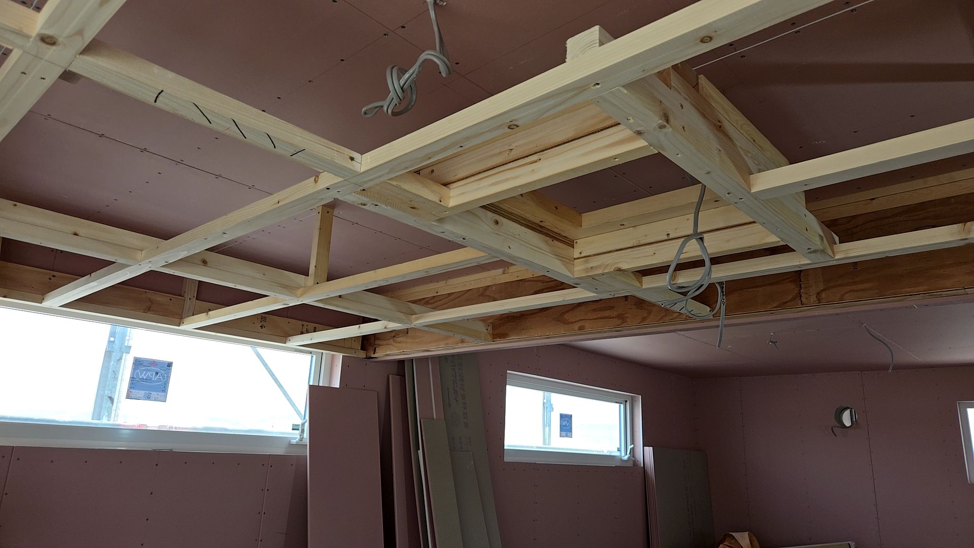 天井開口部は、埋め込み照明器具が入ります。これはその下地を作っている様子です。