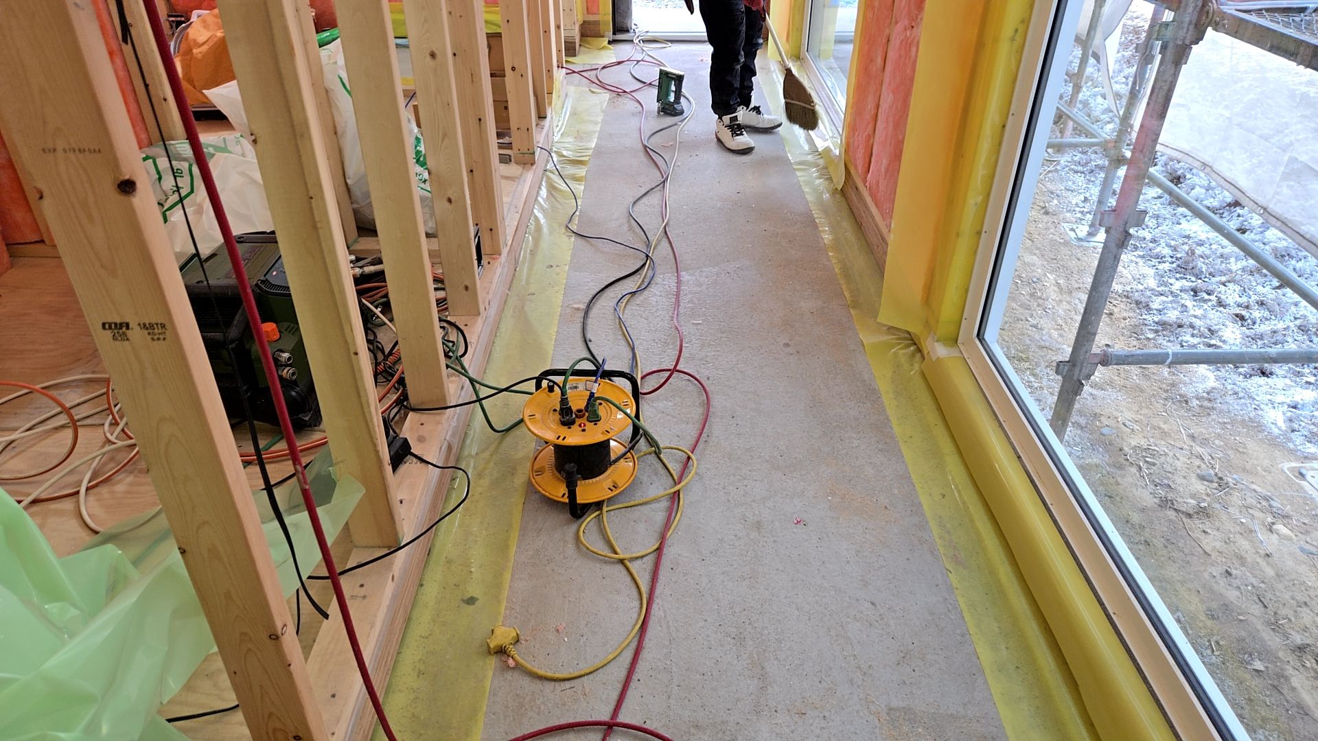 土間部分のモルタル巾木下地のラスカットパネルの施工が行われます。その前に丁寧に清掃が行われている様子です。