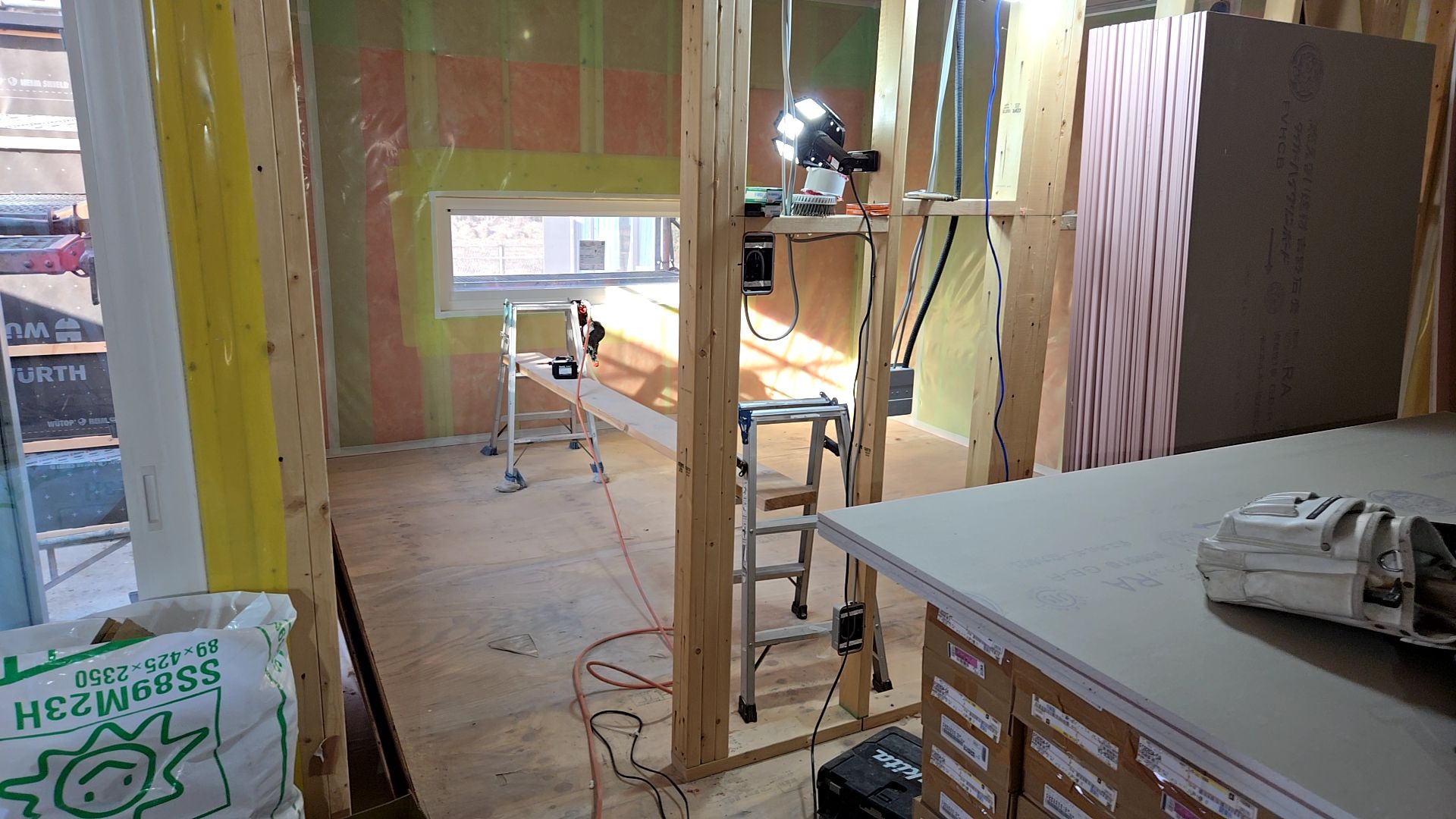 間仕切りの造作工事の様子です。図面を確認し、位置に間違いがないかチェックしながら施工しています。