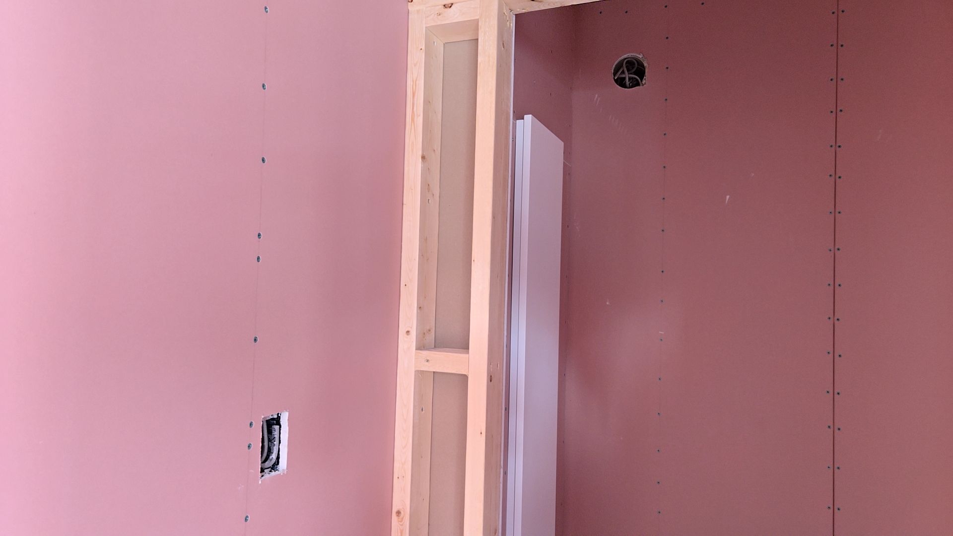 引き続き建築による造作工事が進められております。画像は、収納が取り付けられた様子です。