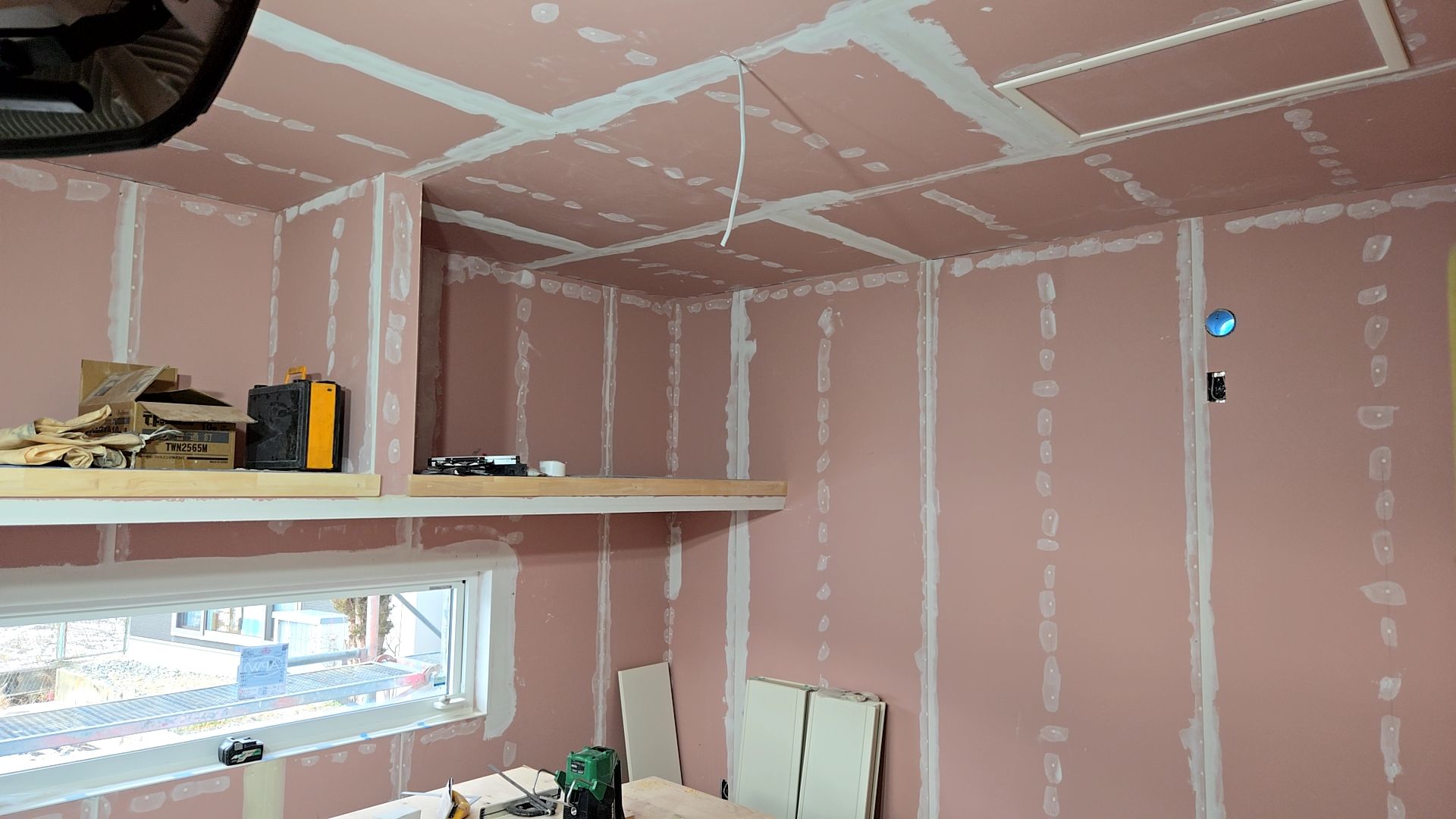 こちらの作業は、クロスを貼る際、凹凸が出ないようにする大切な工程です。