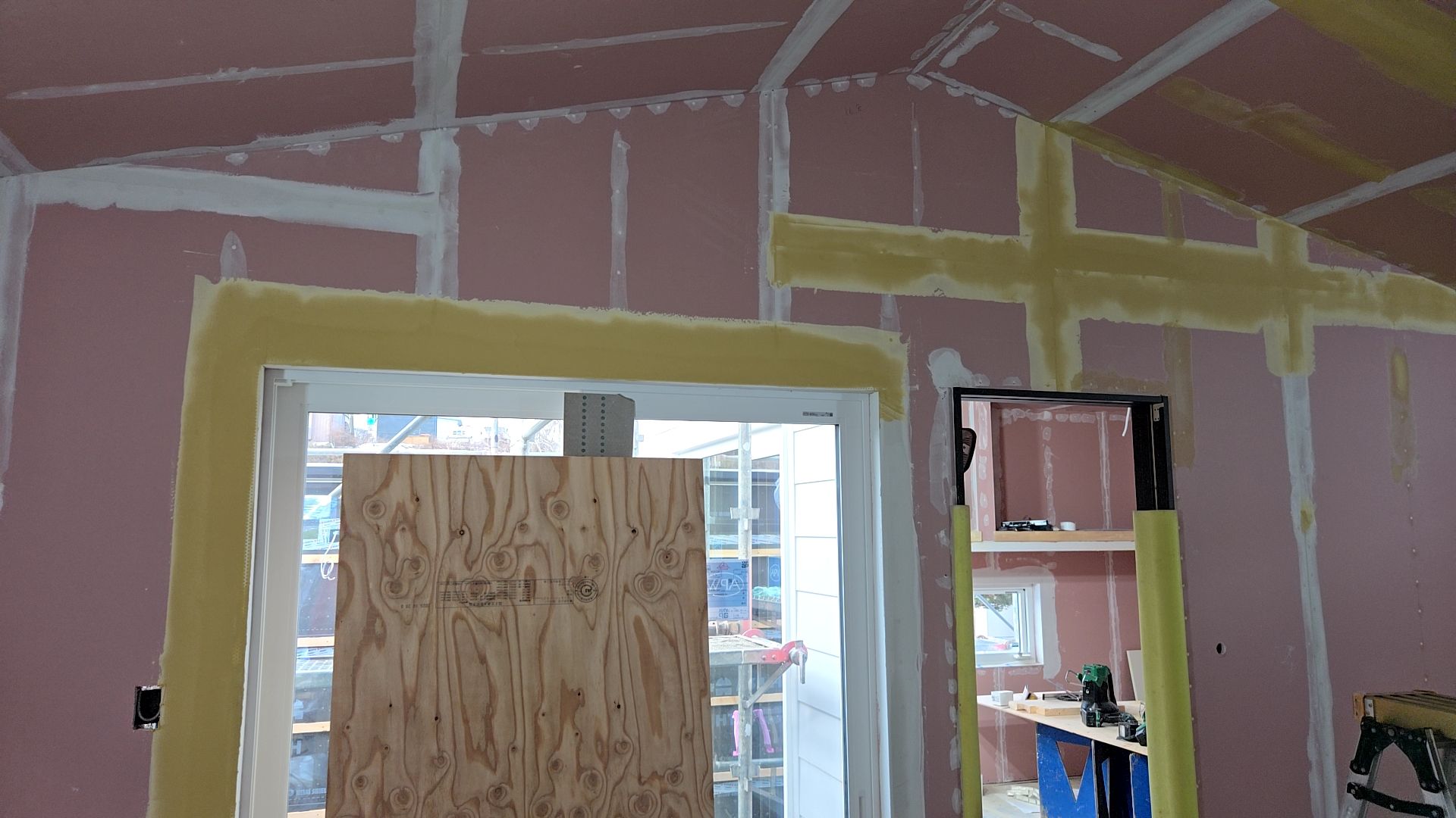 内装業者によるパテ掛けが行われている様子です。不陸が出ないように丁寧に作業を行っております。