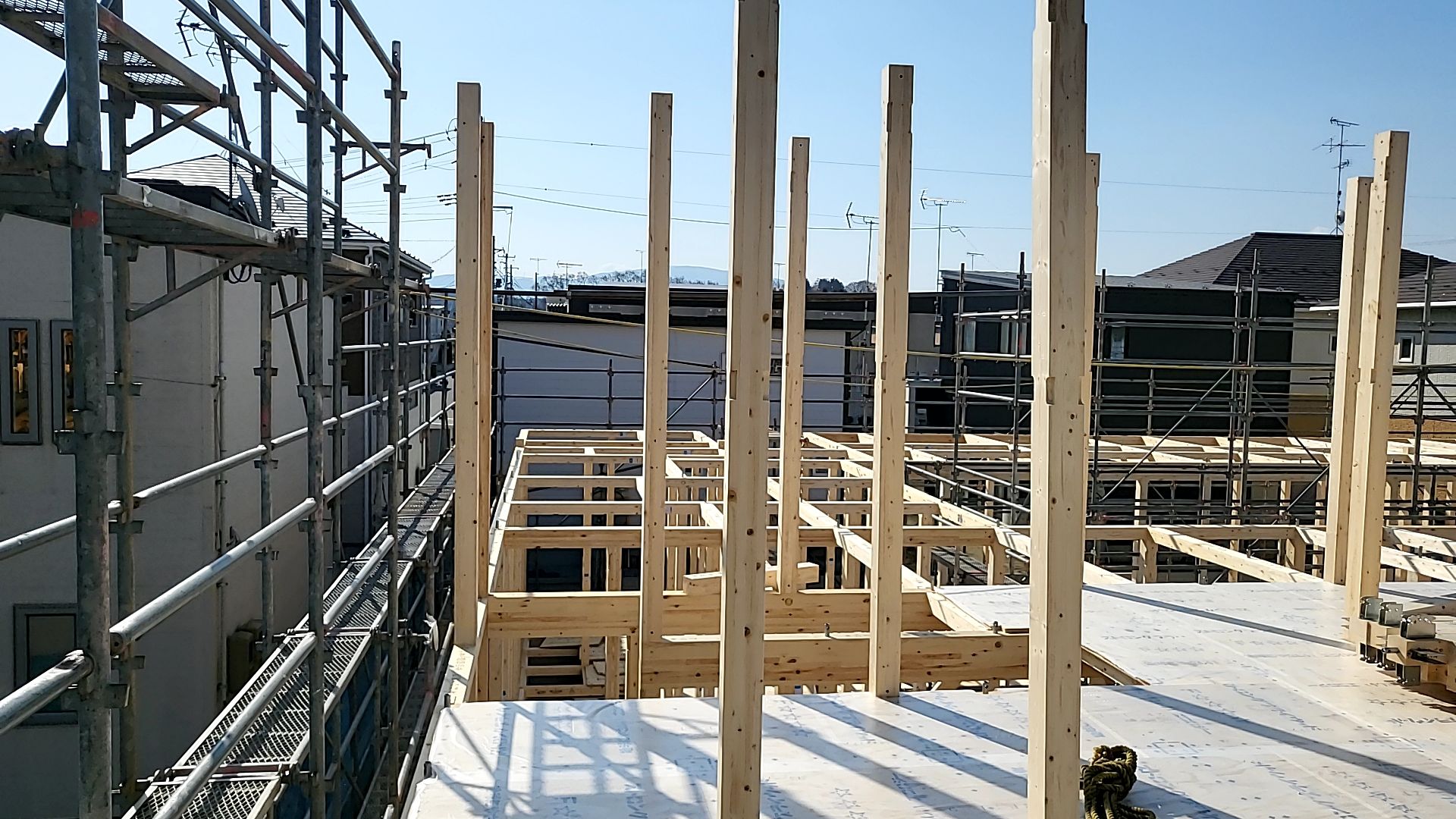 高所作業のため、ヘルメット・安全帯の着用をし、安全に十分気を付けております。