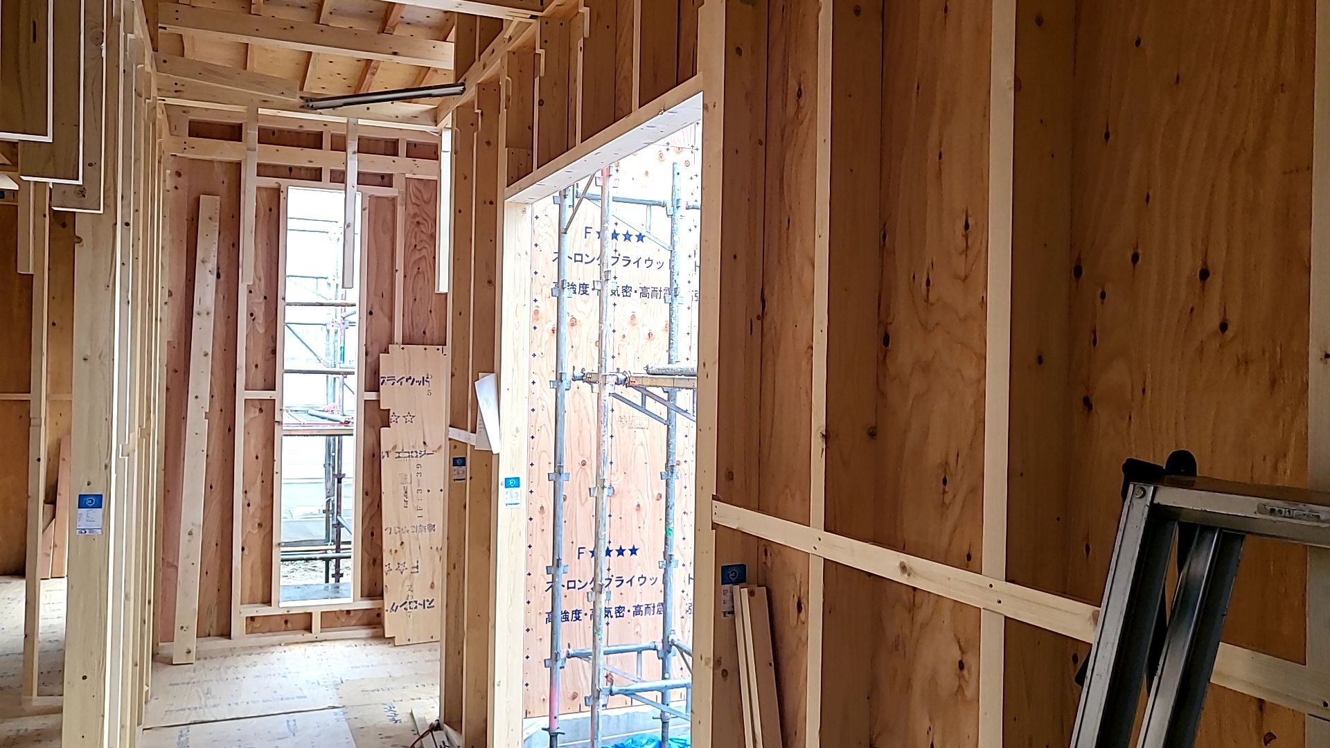 引き続き、壁合板張りや開口部の下地造作工事が進められております。