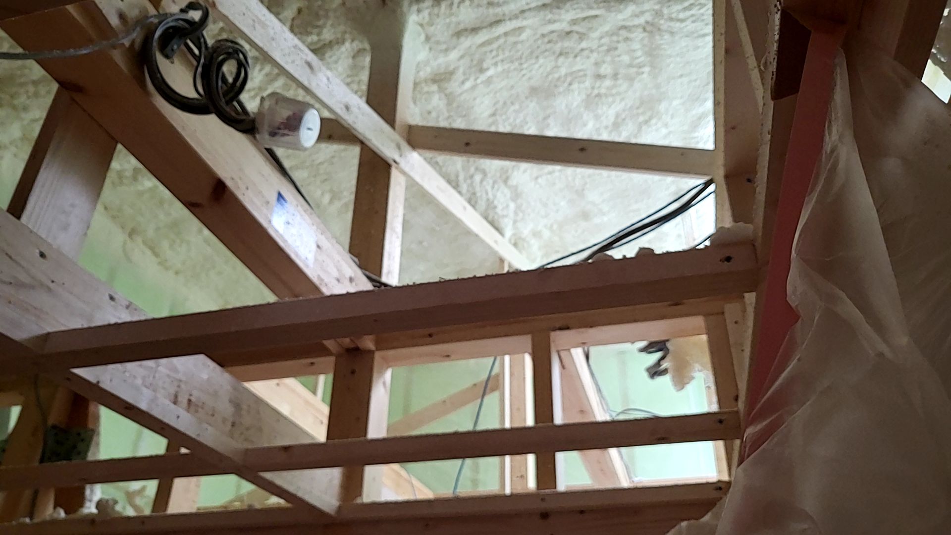 断熱業者による吹き付け工事が行われている様子です。