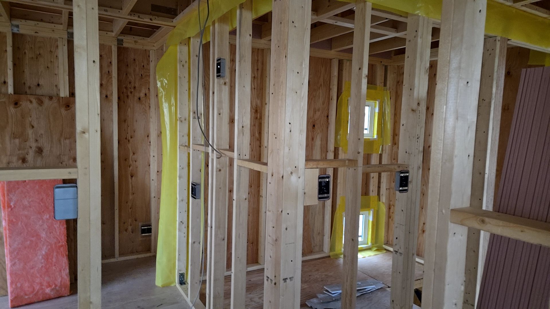 穴をあける位置・径に注意して施工を進めています。