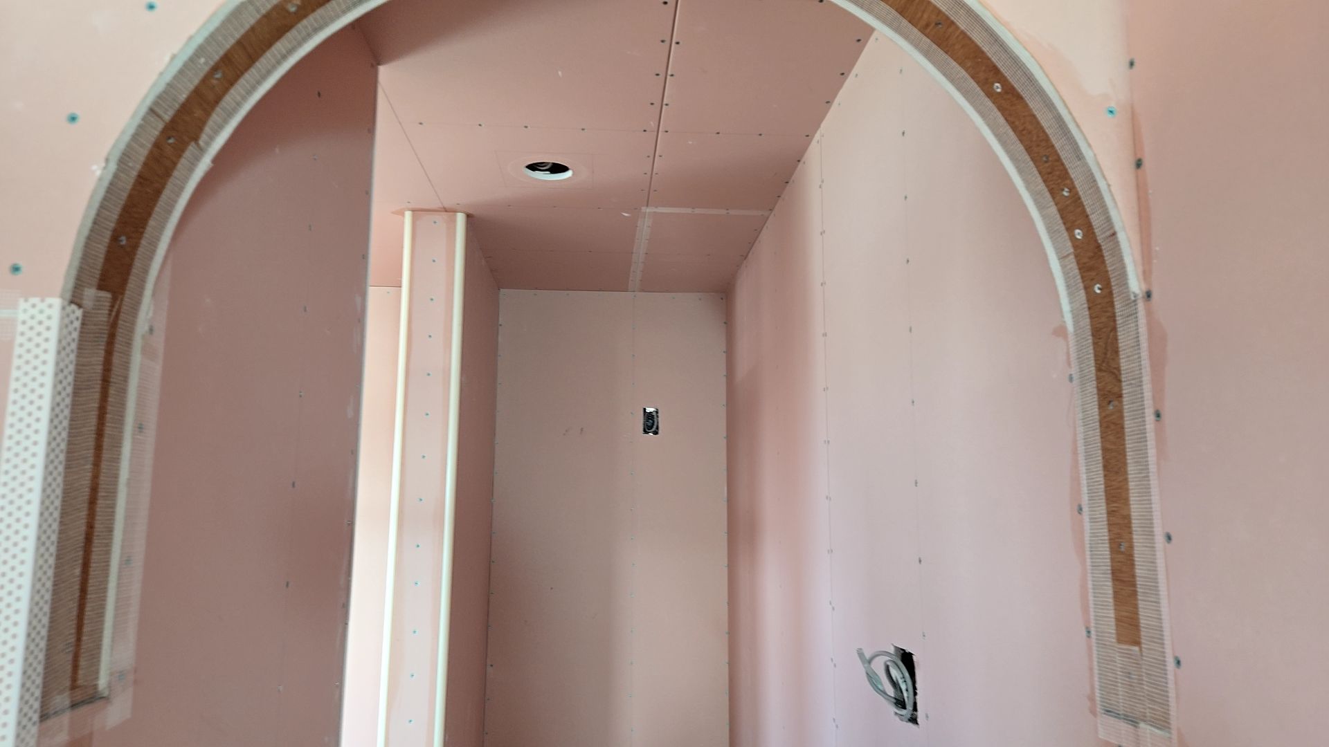 クロスを貼る前のパテ掛けが行われております。