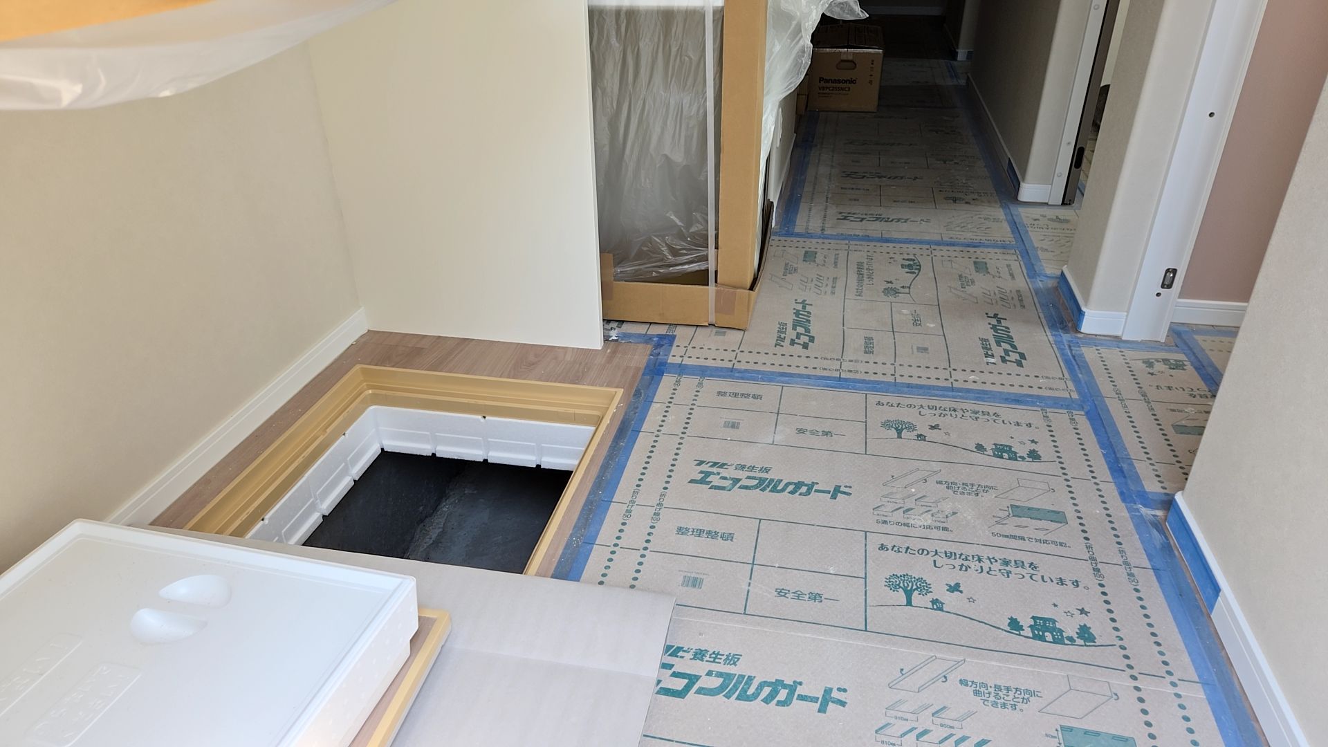 設備業者による床下の配管つなぎ工事の様子です。