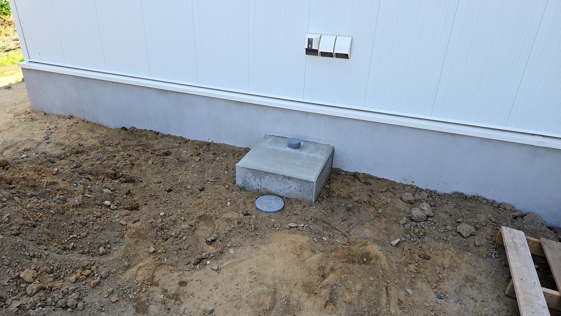 配管を保護する根巻き部分のコンクリート打設が行われました。