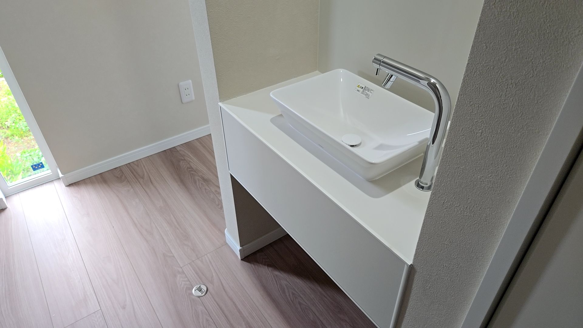 カウンターの補修が行われた様子です。