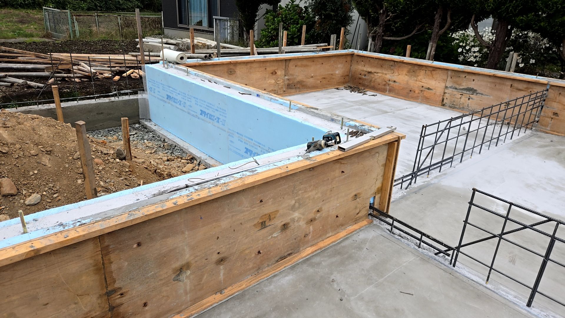 立ち上がり部分の内側枠を一部解体している様子です。