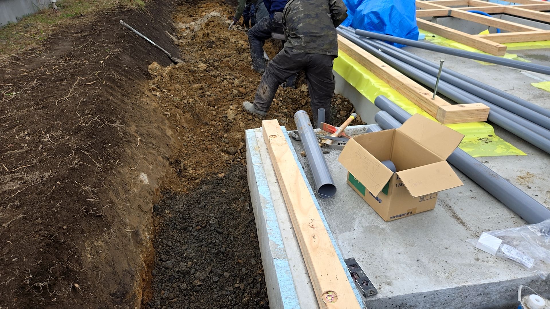 深さに気を付けながら、また基礎にキズを付けないよう掘り・埋め戻しを行っております。