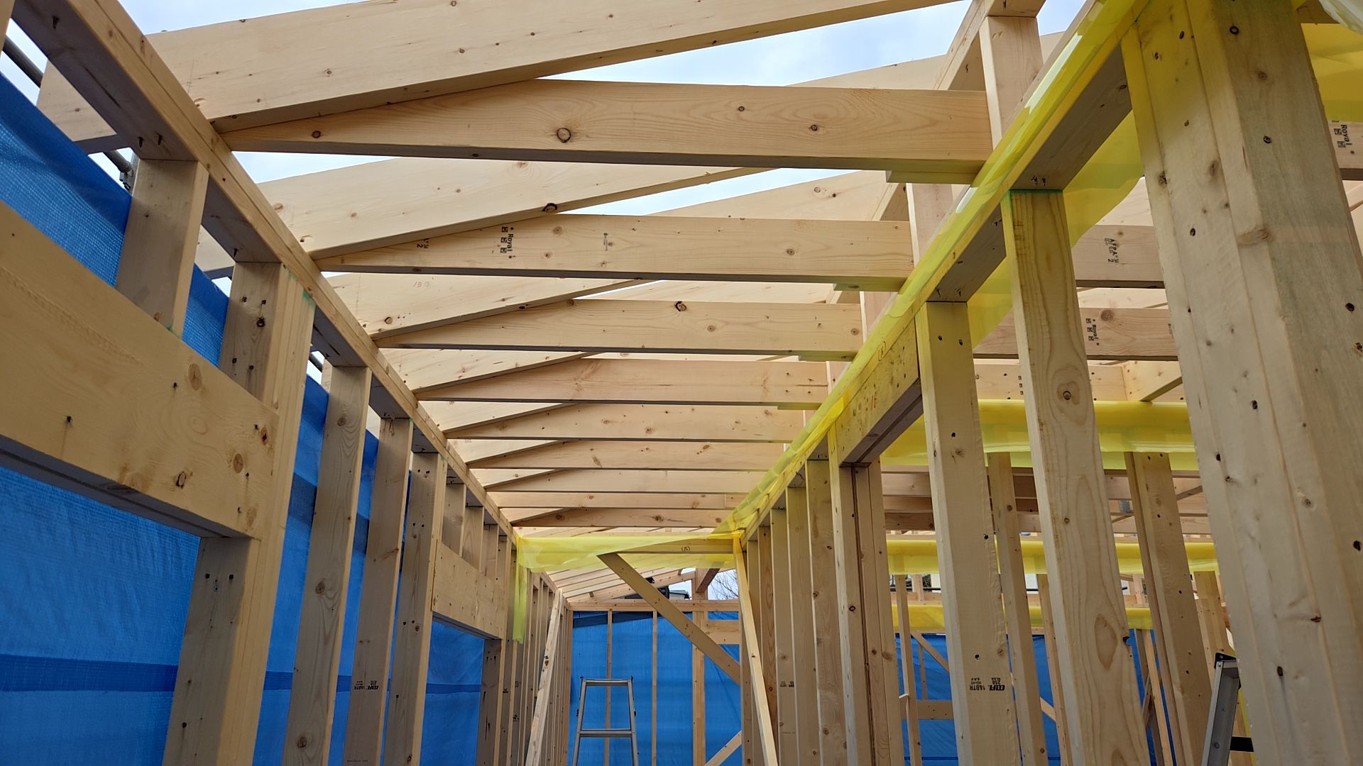 タルキや梁の寸法、施工位置など、図面・仕様を確認しながら、間違いのないよう施工しています。