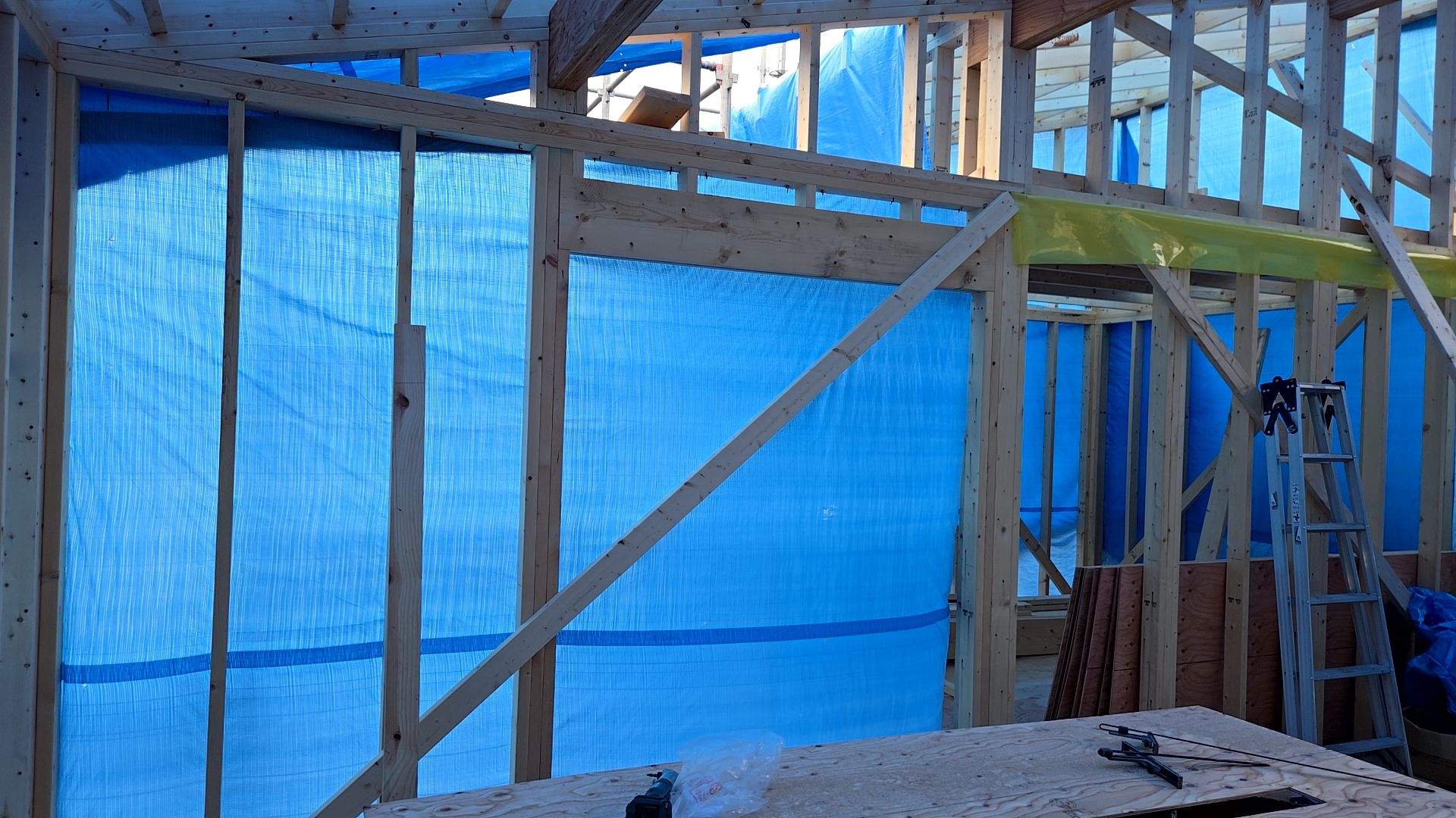 図面を確認しながら、下地を入れていきます。