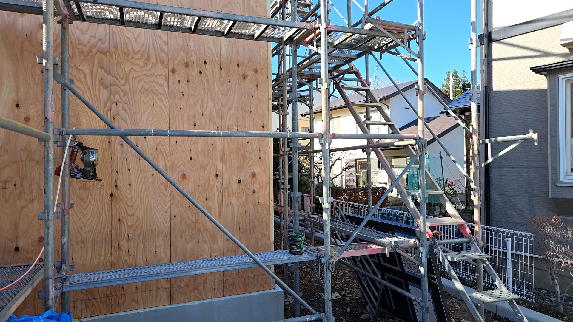 壁の合板張りが行われている様子です。