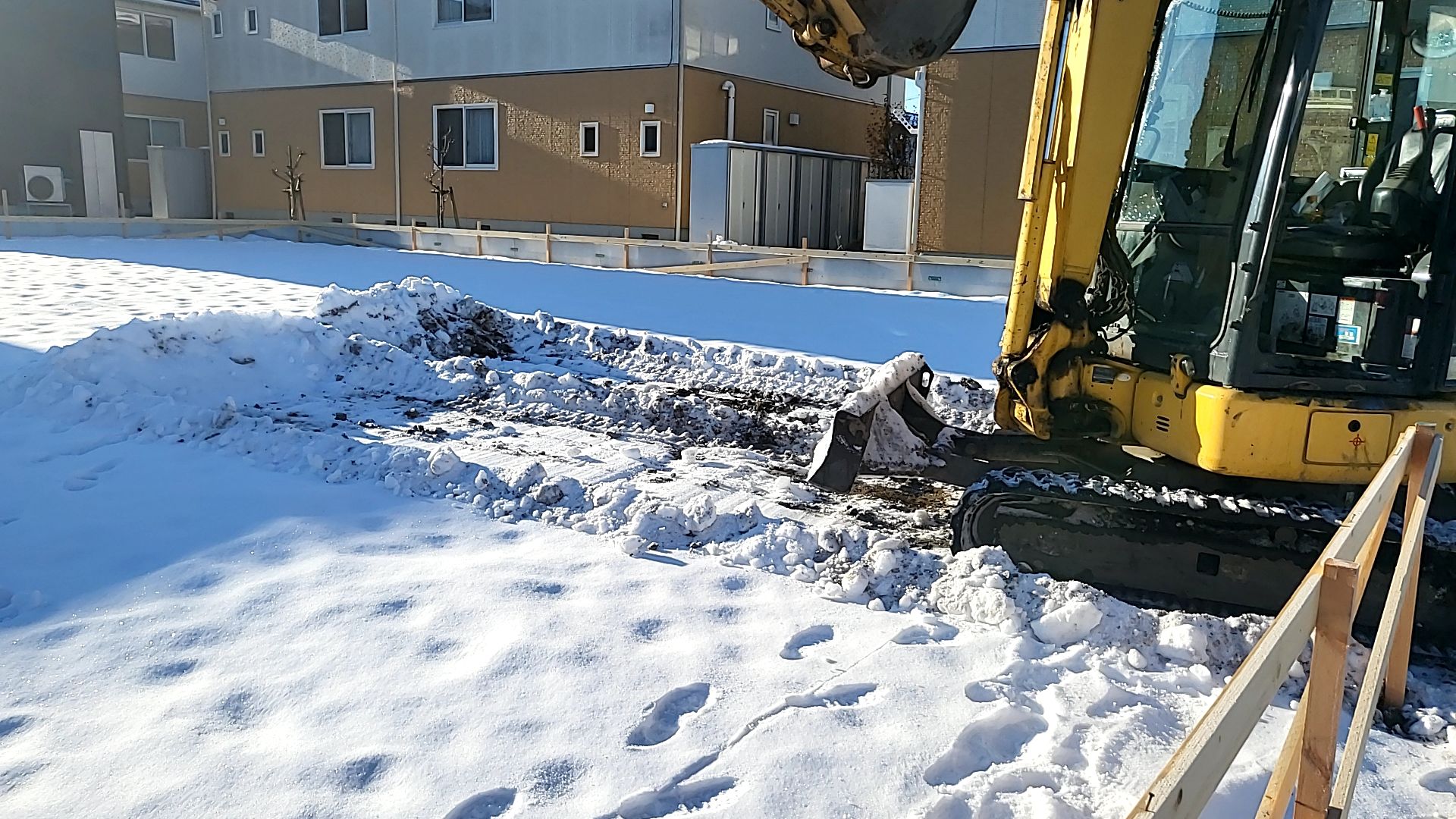 建物の位置出しを行い正確に掘っていきます。