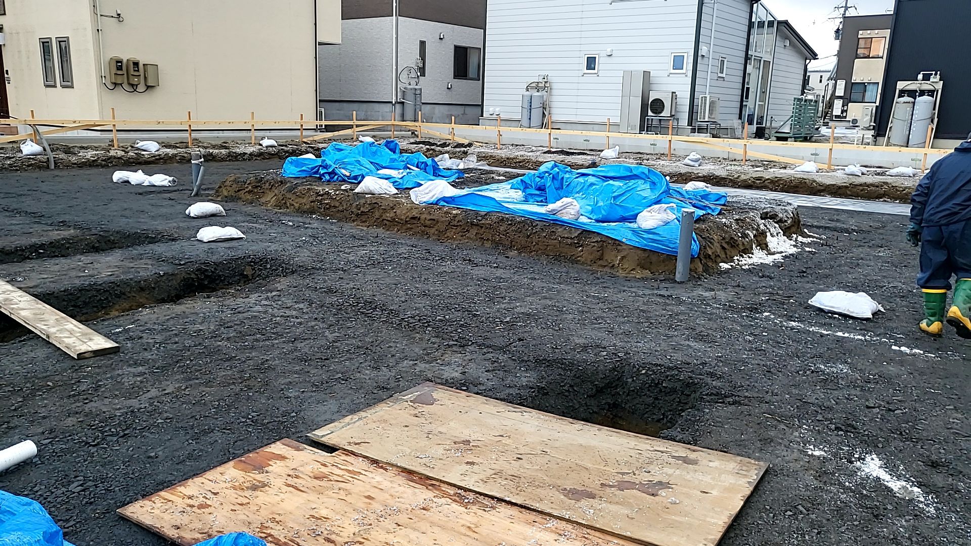 底盤の厚さ・幅などに注意しながら底盤造りを行っております。