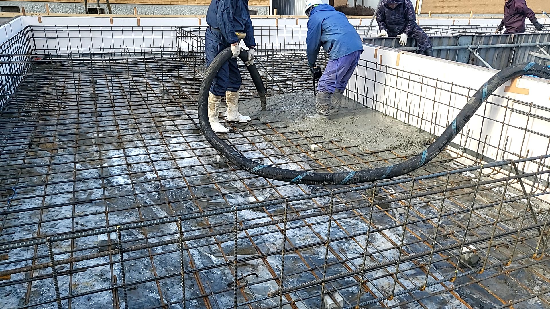 コンクリートの強度、スランプなどの確認を行い打設を行っていきます。