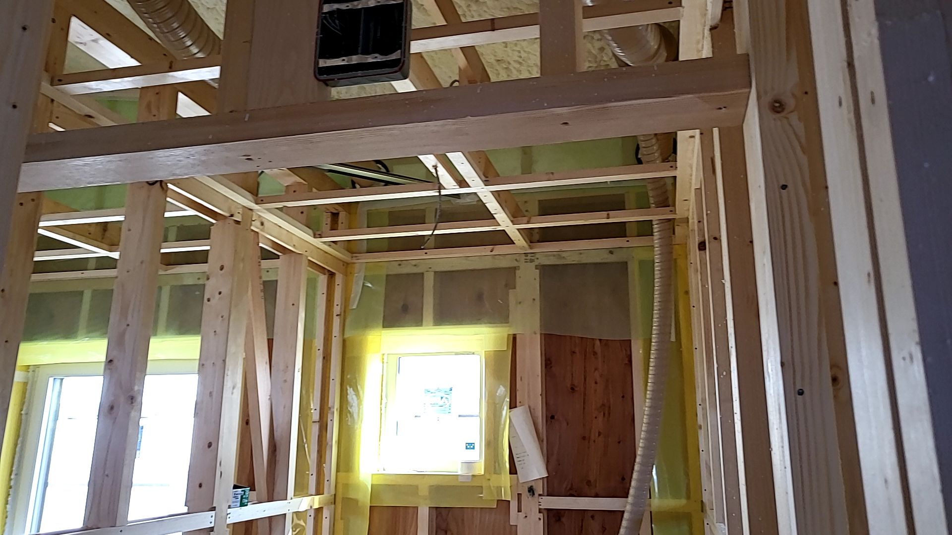 引き続き、内部下地造作工事が進められております。