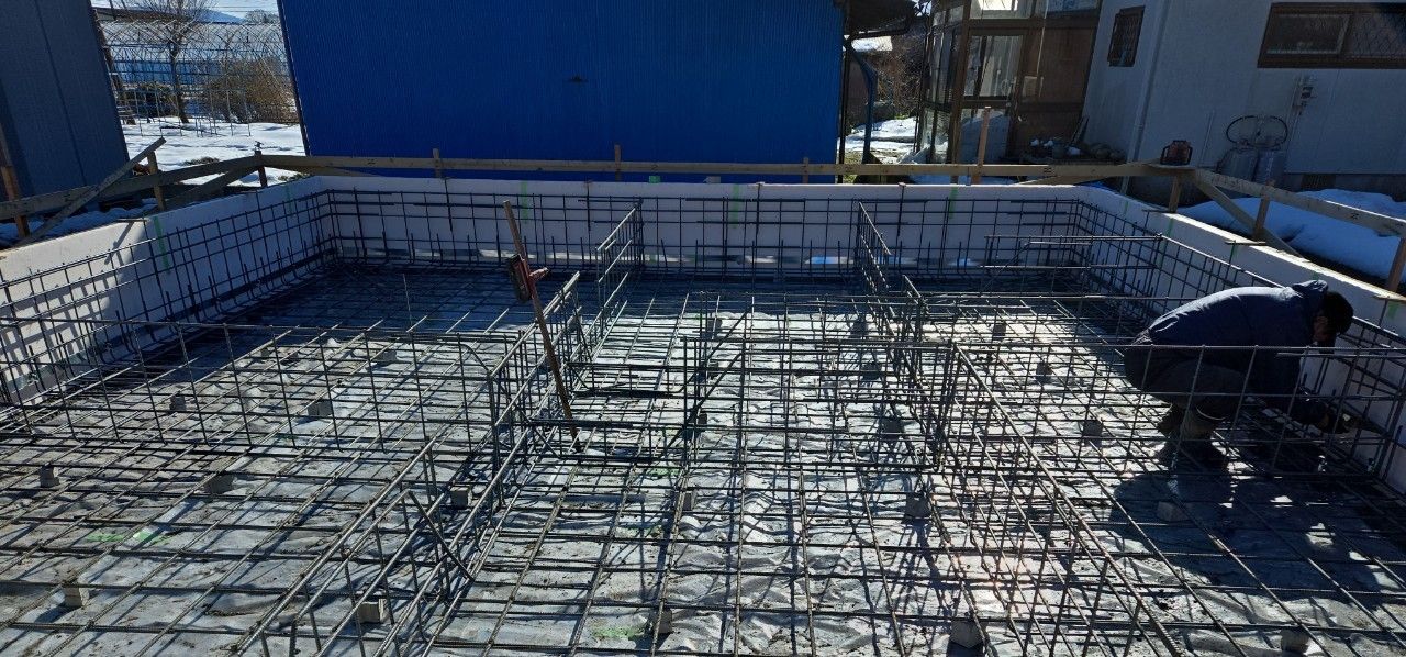 基礎の立ち上がり部分と鉄筋の立ち上がり部分に間違いがないか確認をしながら作業しております。