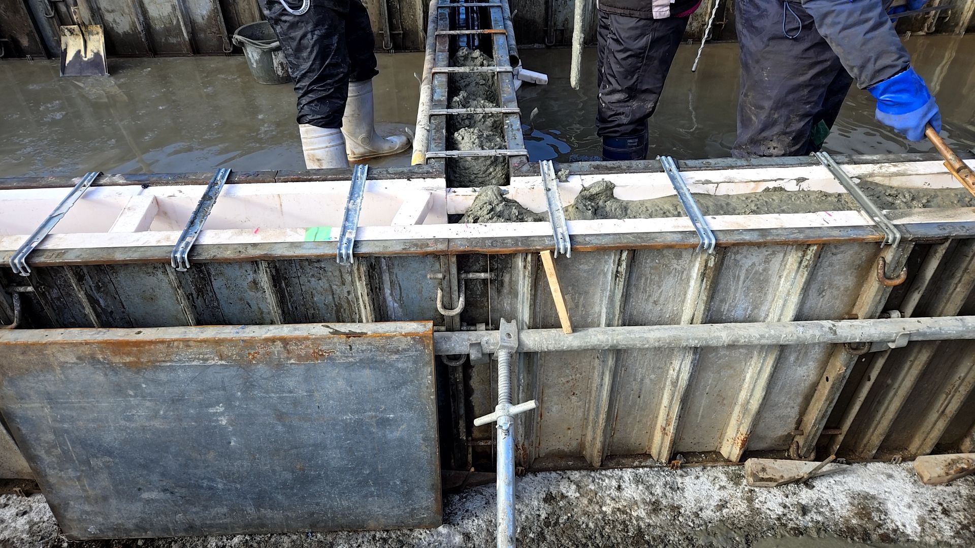 コンクリートが打ち込まれている様子です。