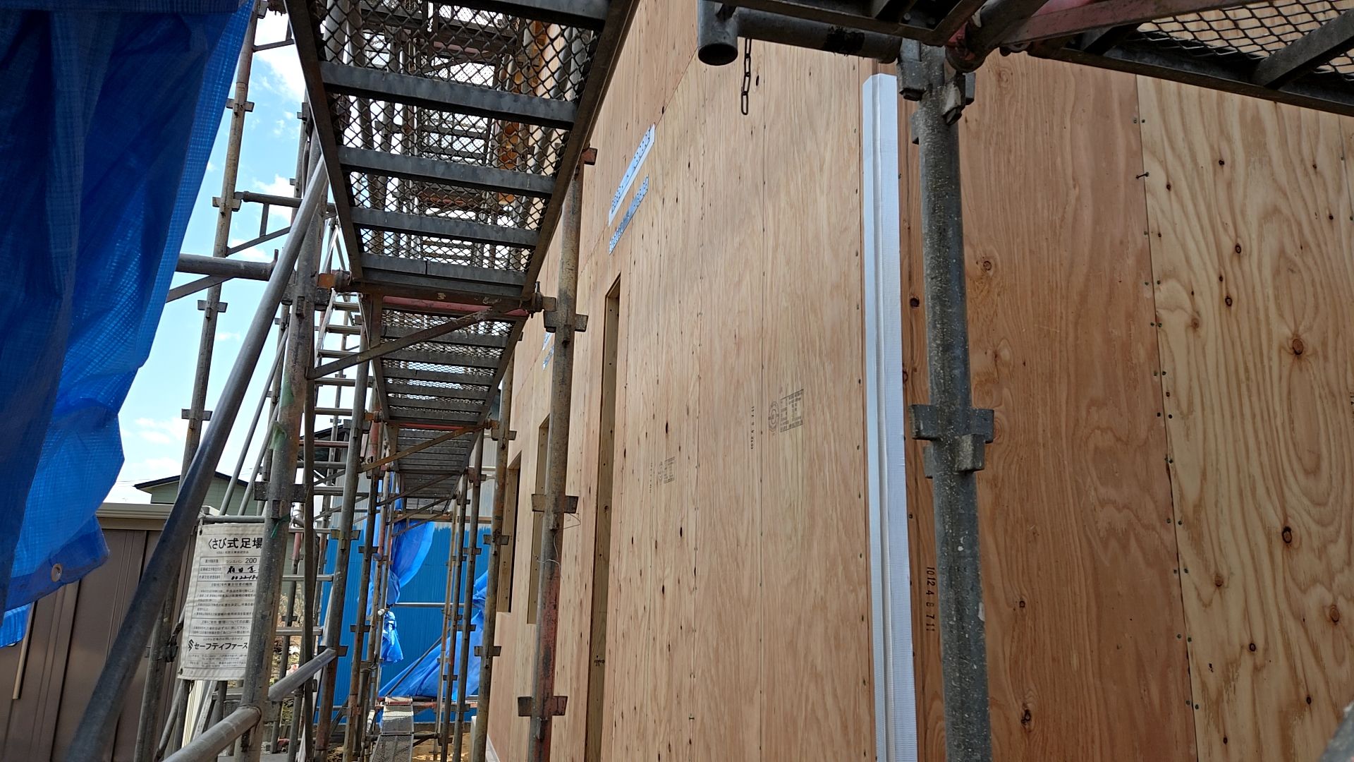 合板のジョイント部にテープを貼っていきます。