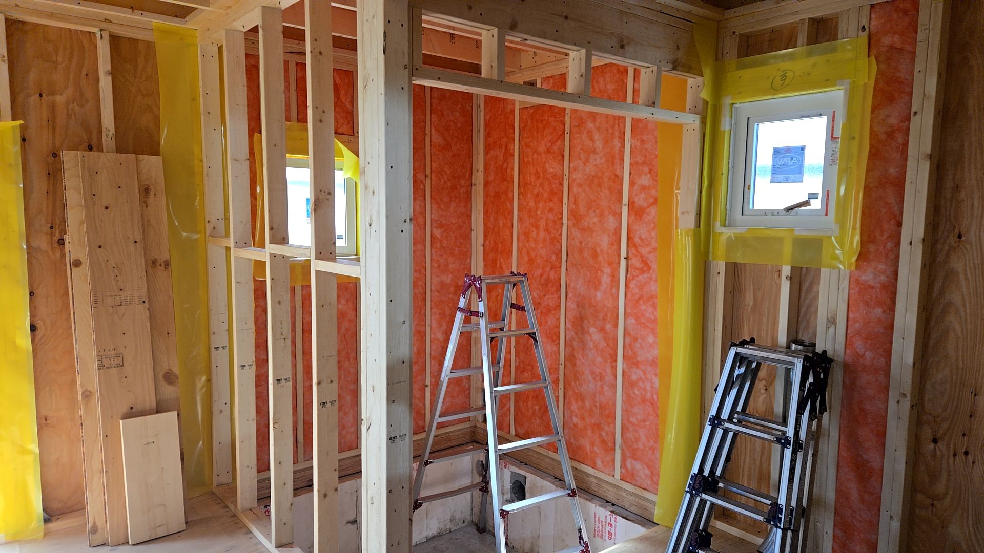 内部造作工事も引き続き行われております。