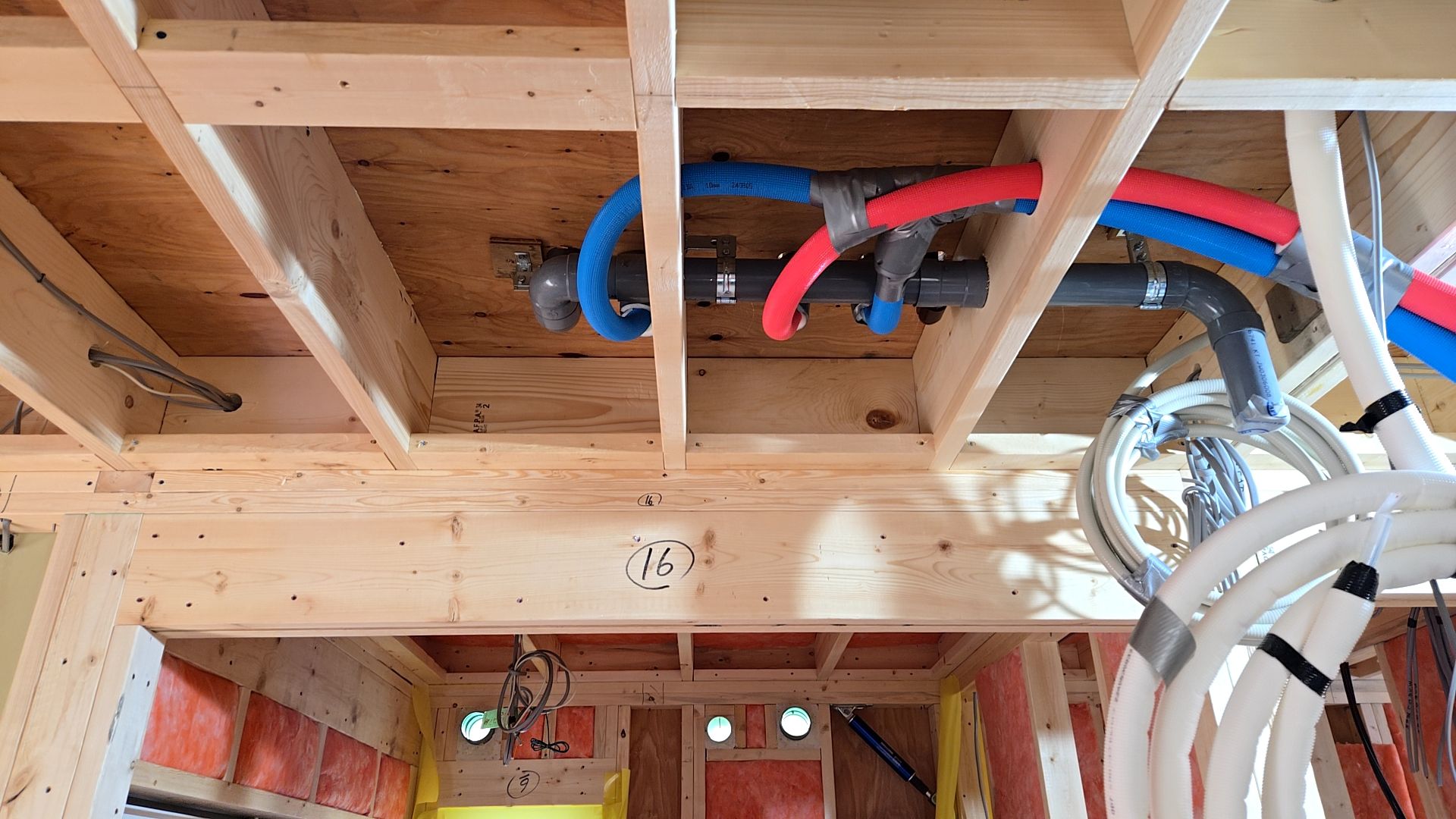 開ける穴の径に中止しながら施工しております。