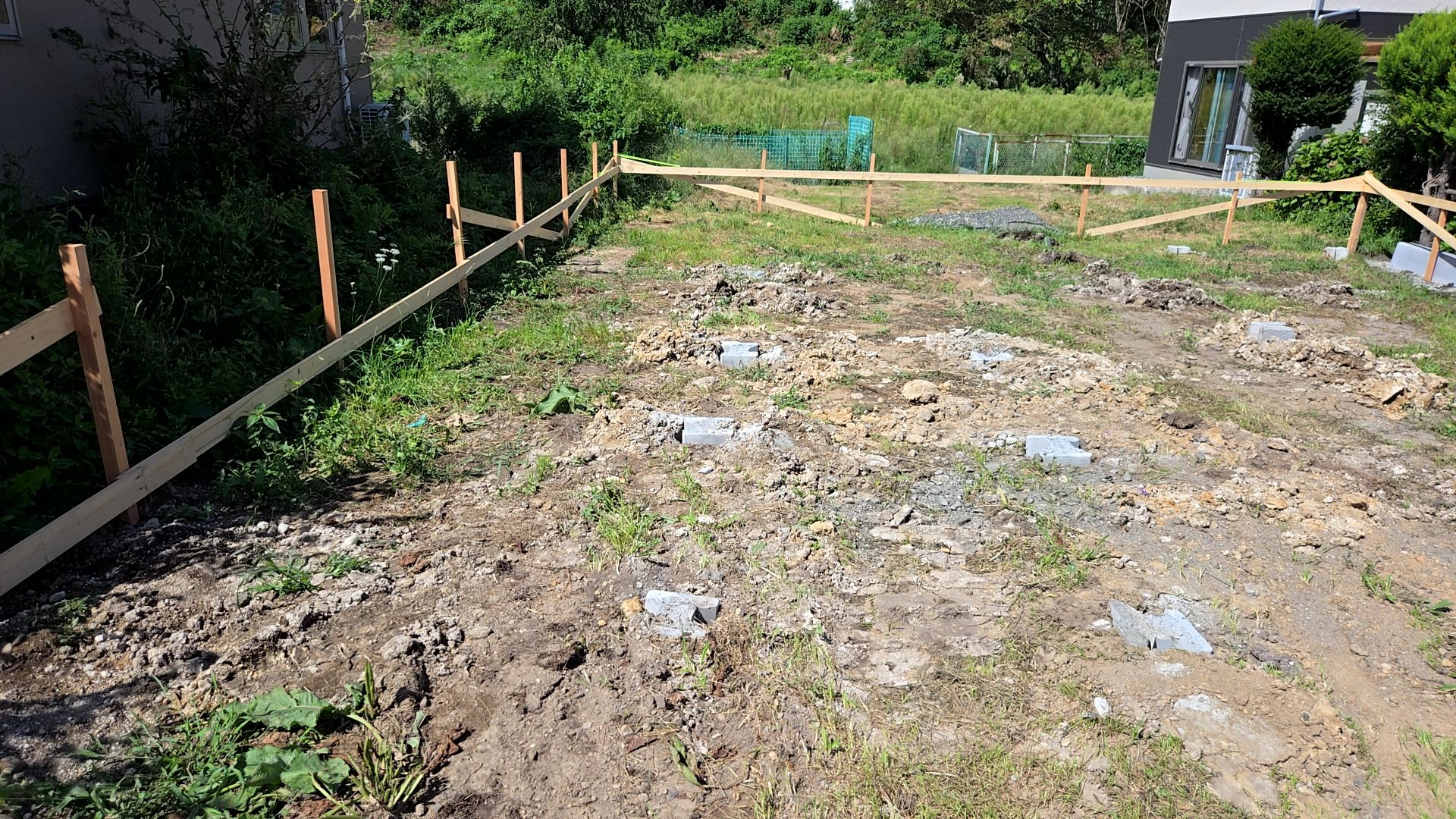 地盤調査・解析に基づき杭の深さを正確に確認しながら工事が行われました。