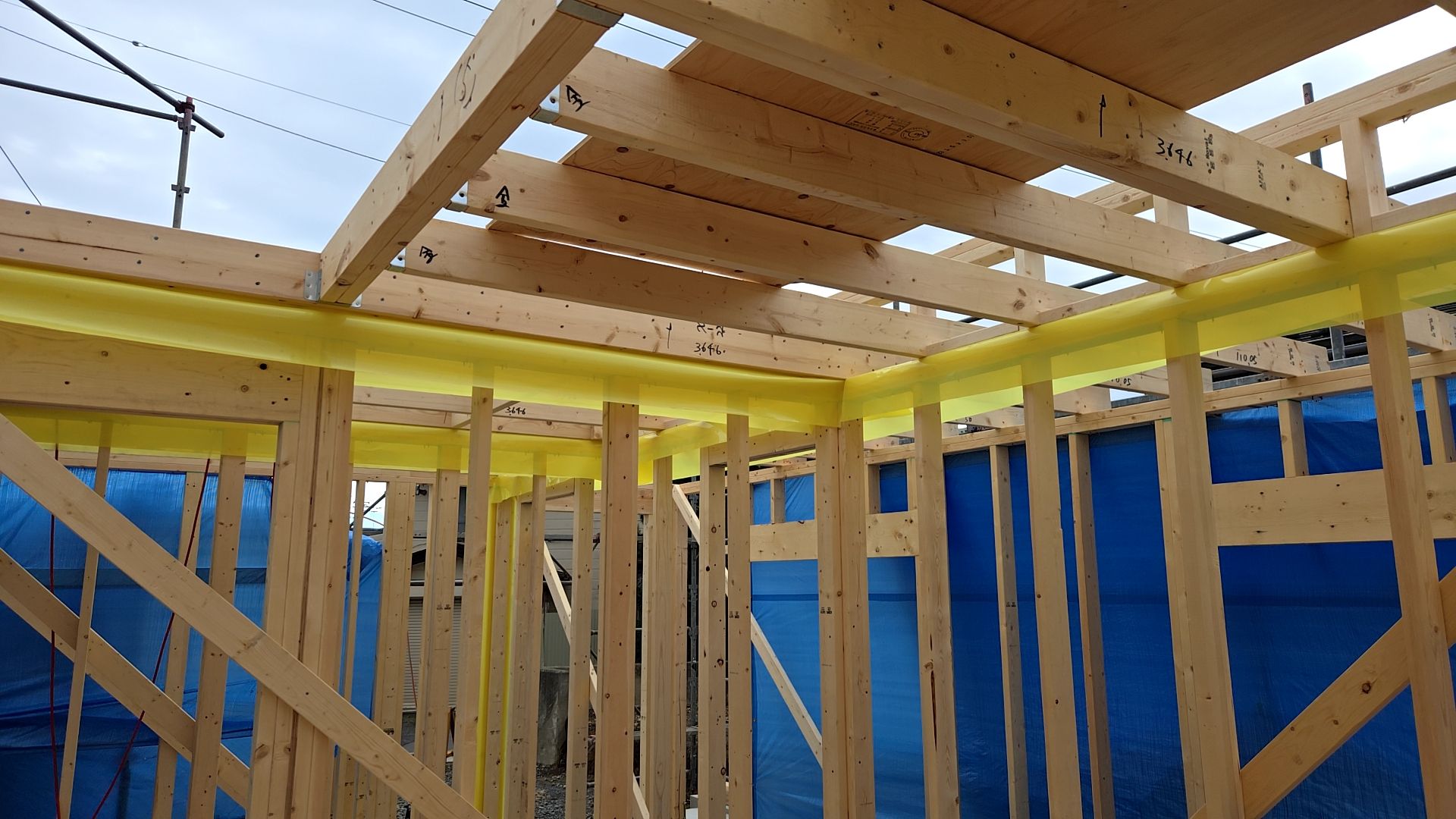 天井根太が掛けられた様子です。図面通りに金物を取り付け、施工されております。