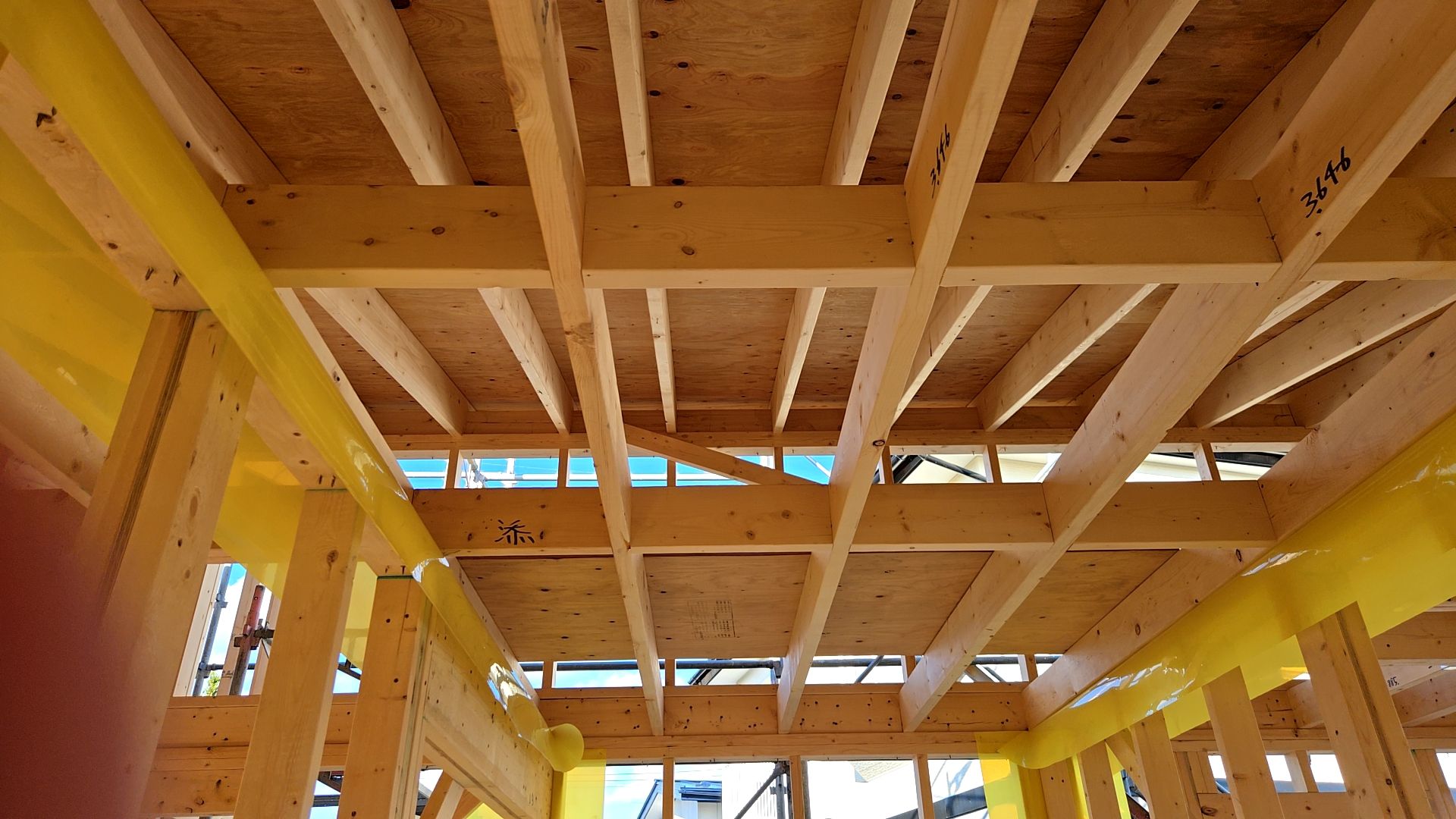 小屋組みとは2×4工法の考え方で構成された屋根の骨組みのことです。