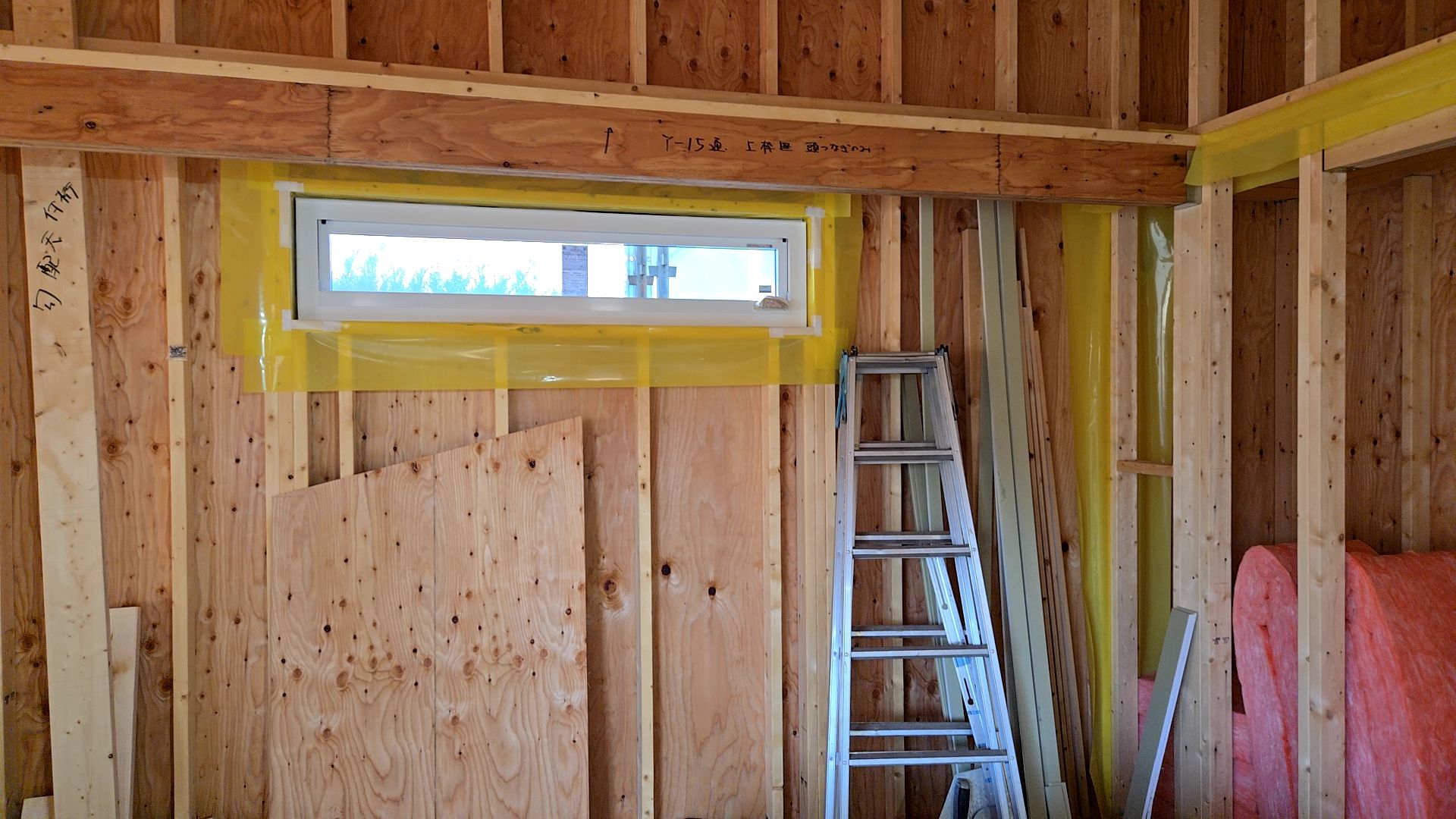 取り付ける開口部廻りに黄色いシートが廻っておりますが、サッシの気密性・水密性を高めるためのものです。