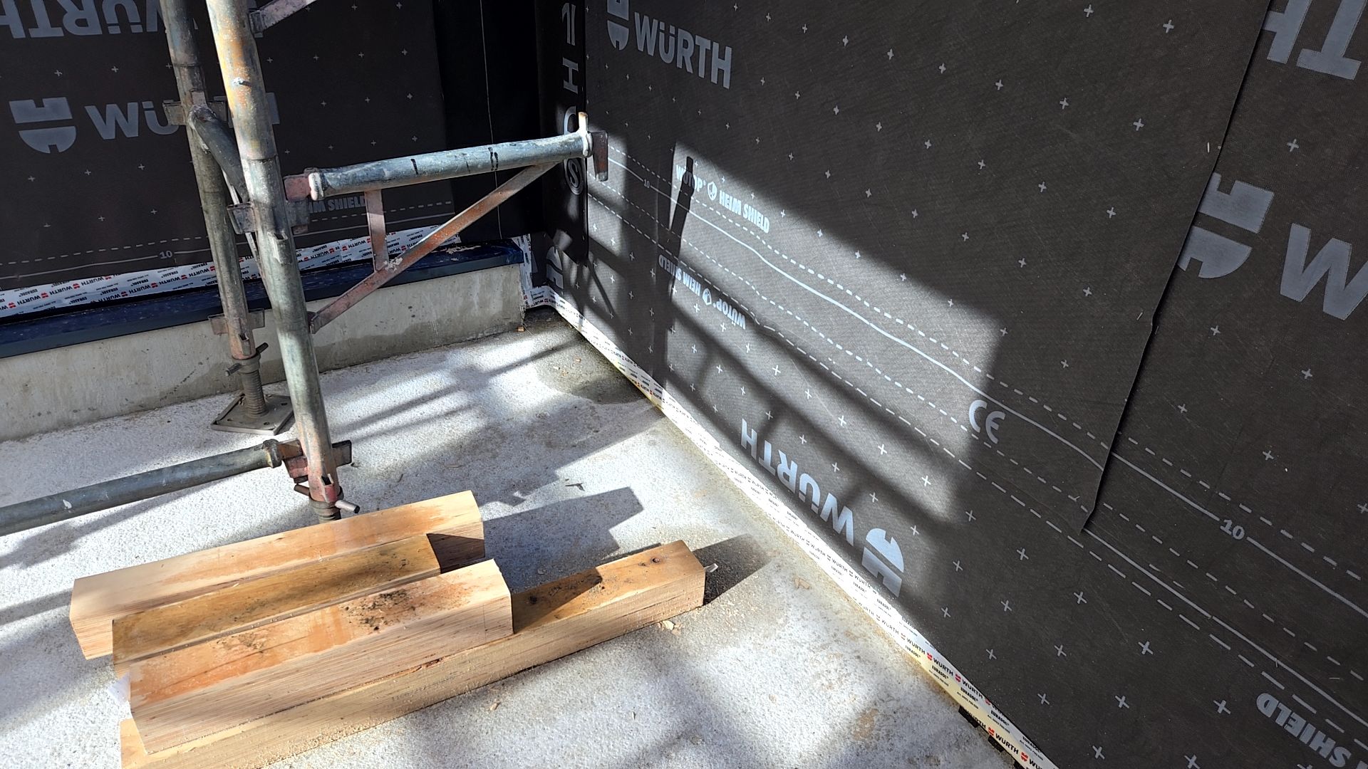 外部防水紙貼りが行われております。シワやヨレのないよう丁寧に作業しています。