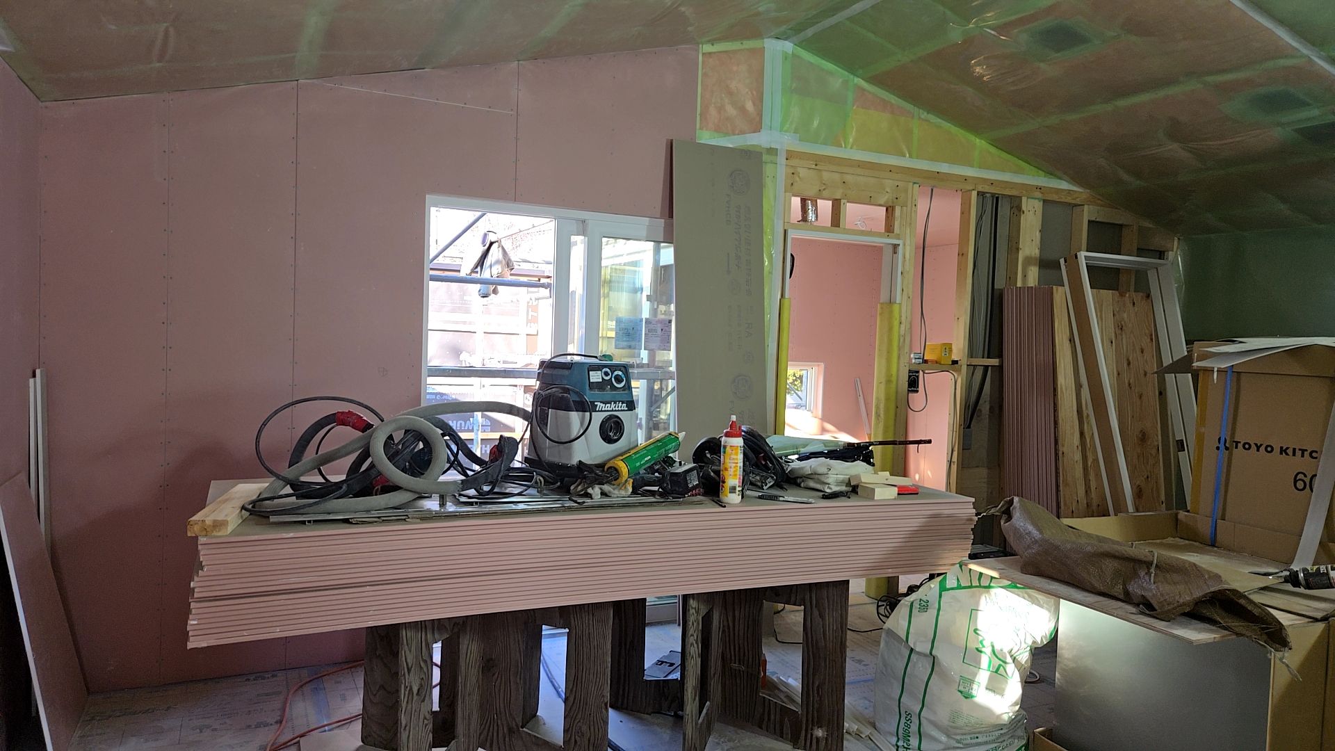 建築による造作工事が引き続き進められています。壁と天井のボード貼りの施工が行われております。