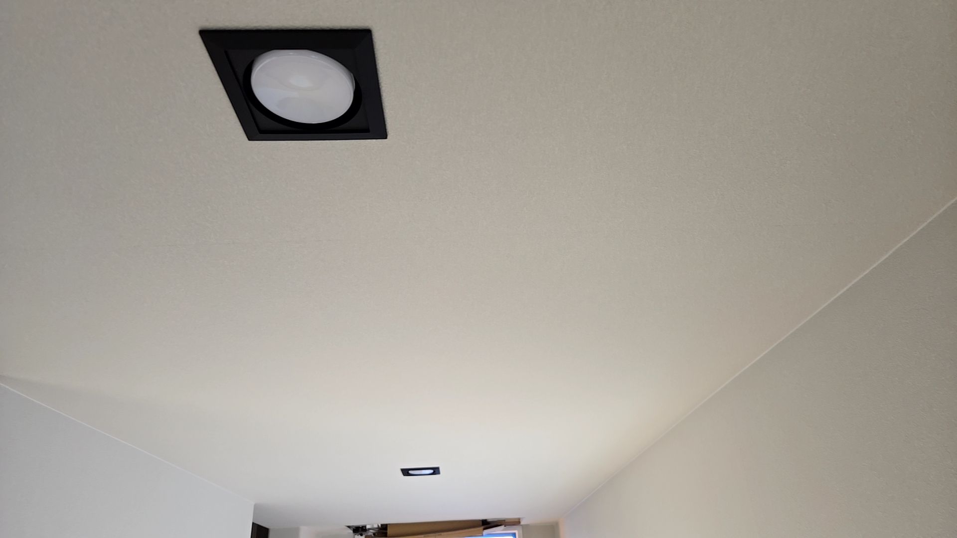 電気業者による器具の取り付けが行われております。図面を確認し、位置など間違いのないよう取り付けていきます。