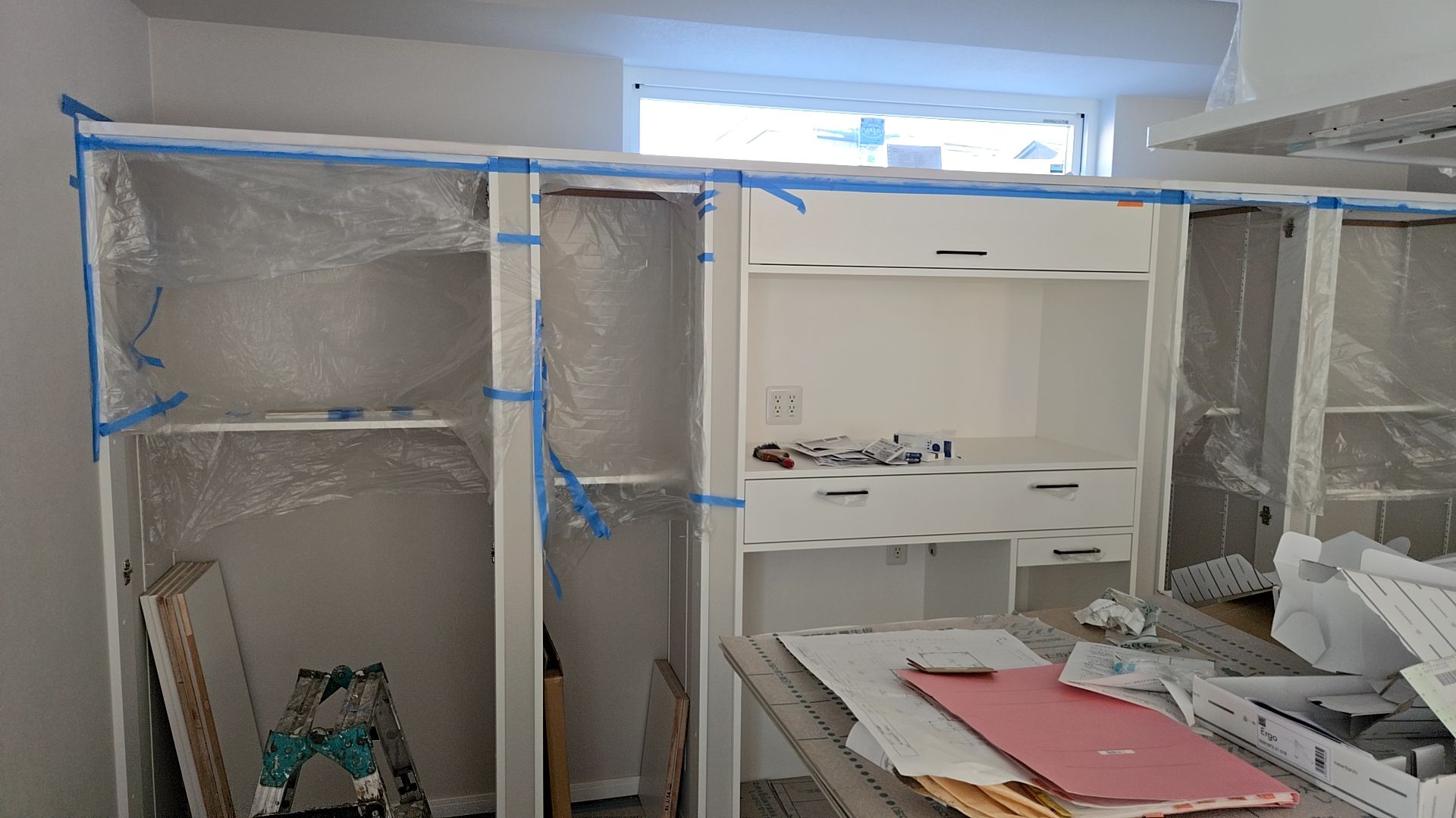 塗装業者による造作材・見切り材の塗装工事の様子です。養生をきちんと行い汚れなどが付かないように丁寧に施工しています。