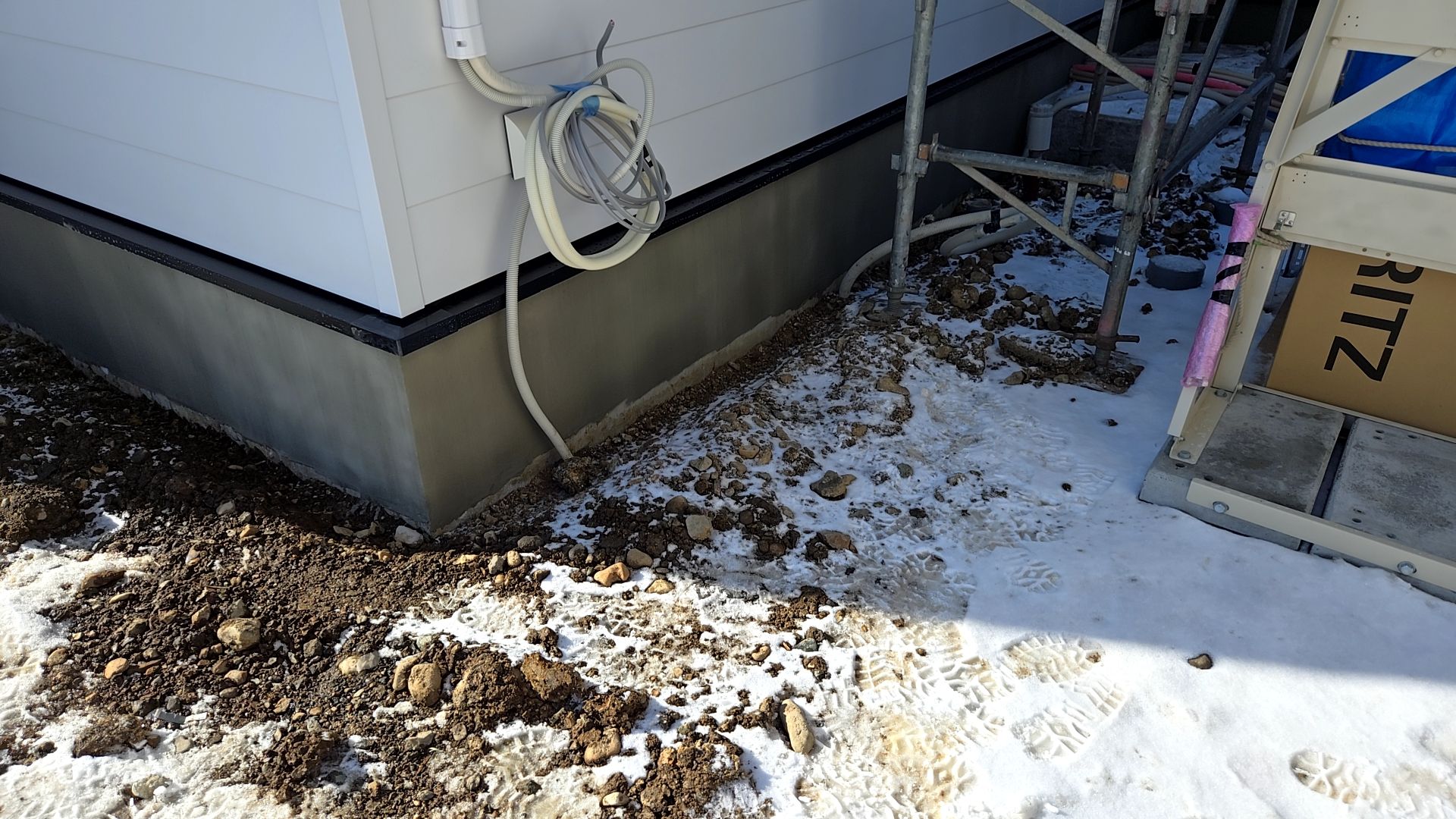 塗っている際もキズを付けないよう十分に注意しながら、施工しています。