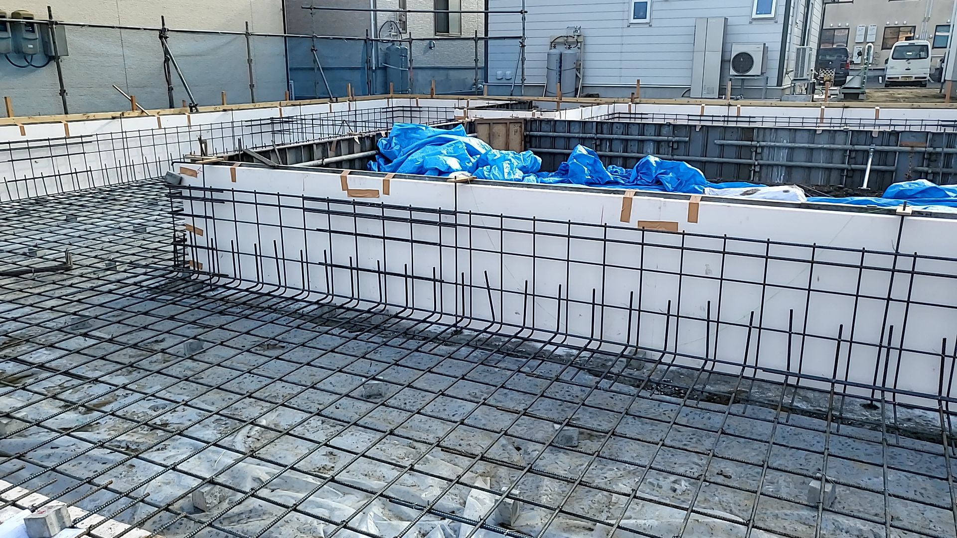 基礎の通り芯を確認しながら作業を行っております。