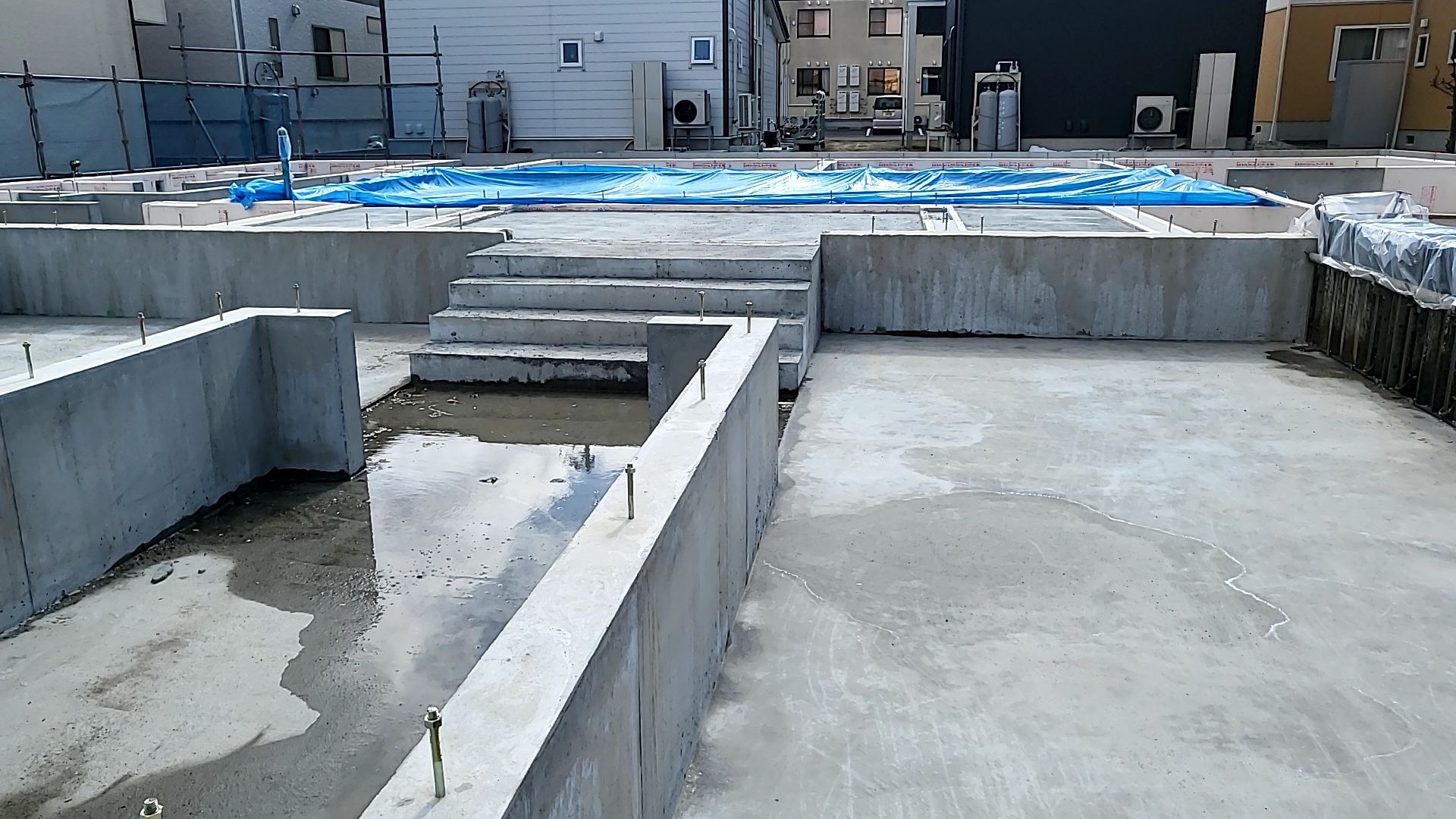 基礎の天端、高さの確認も並行して行っていきます。