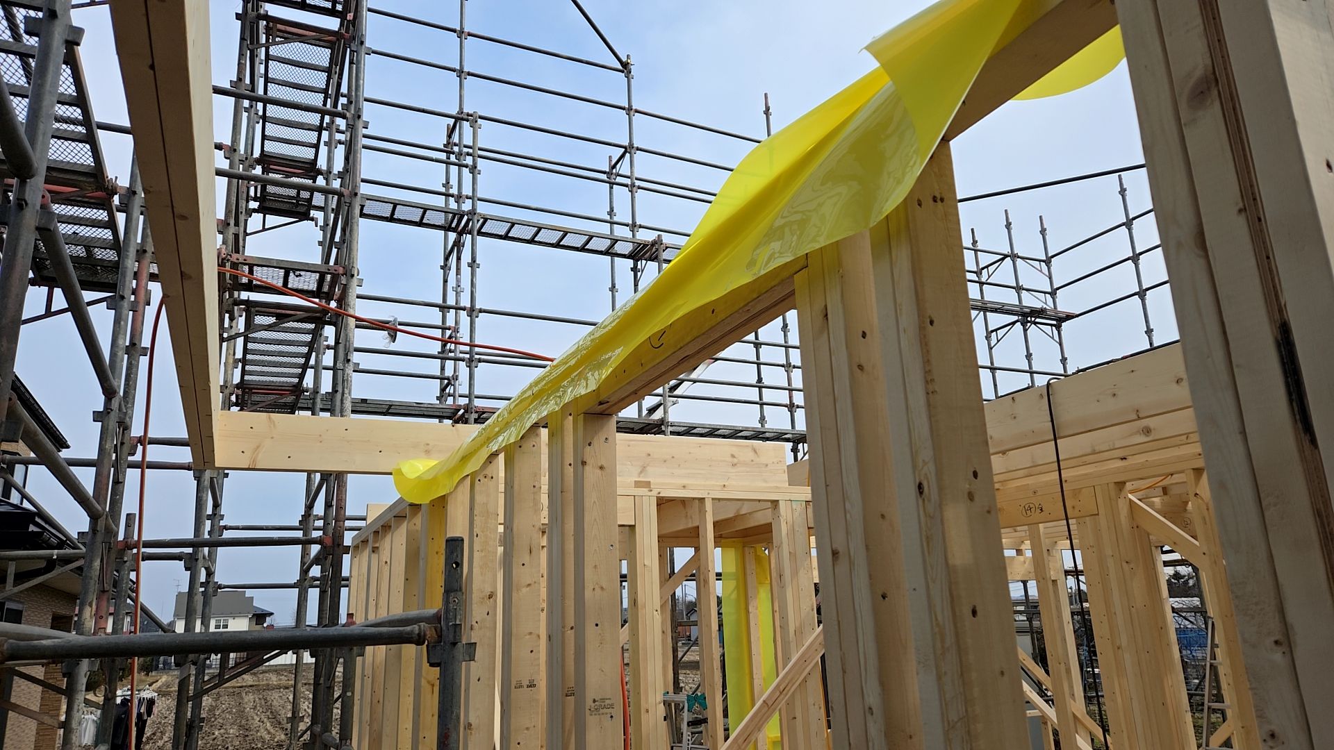 使用する釘・打ちかたなど、図面・仕様を確認しながら間違いのないよう作業しています。