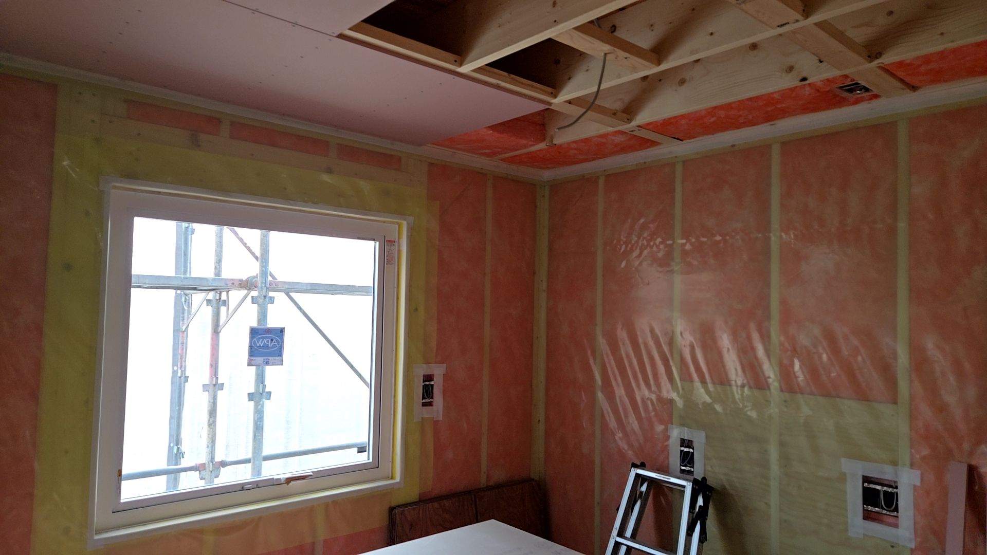 防湿ビニールを張っている様子です。ヨレやシワのないように注意しながら施工を行っております。