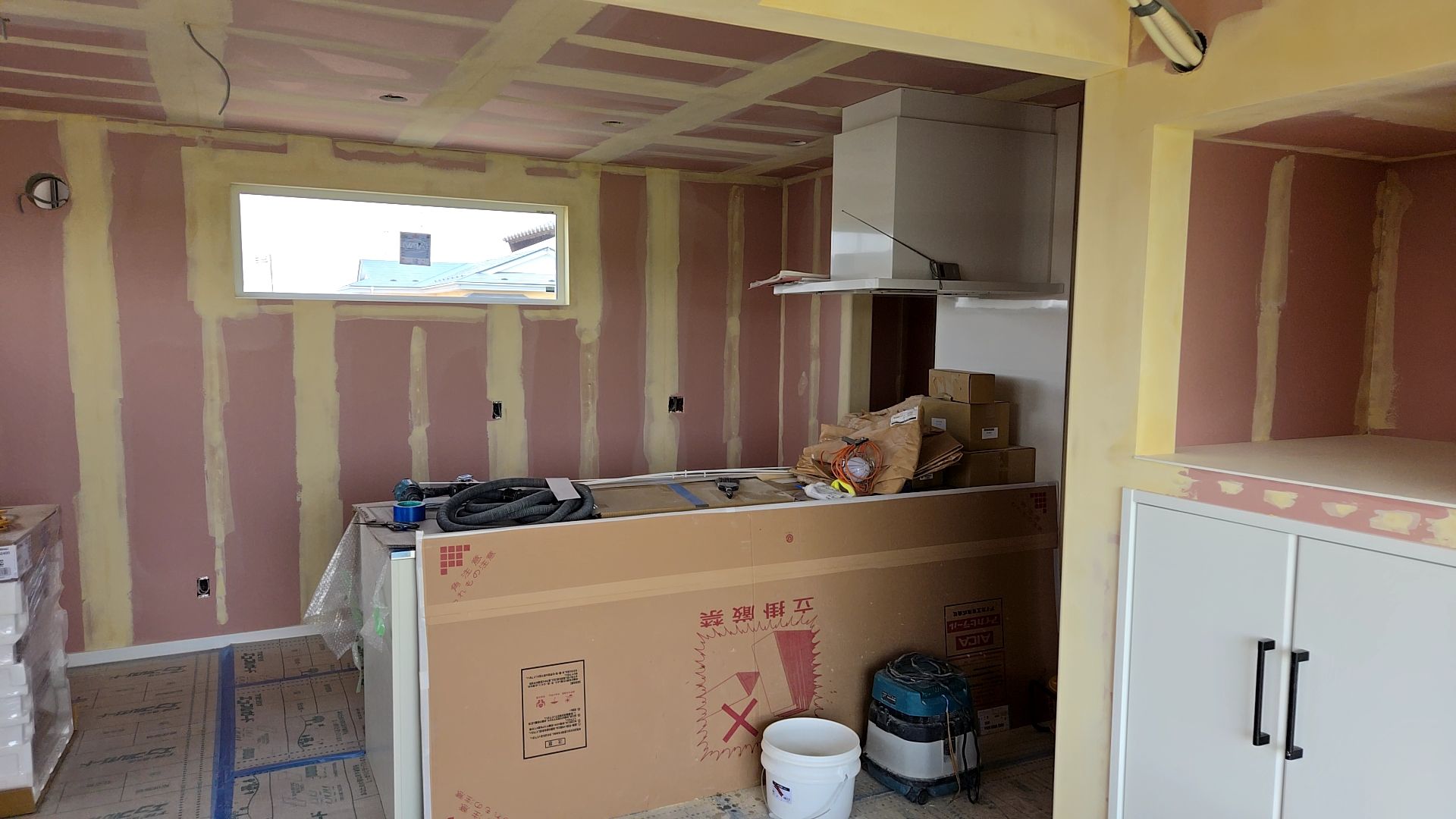 建築によるキッチンが取り付けられた様子です。